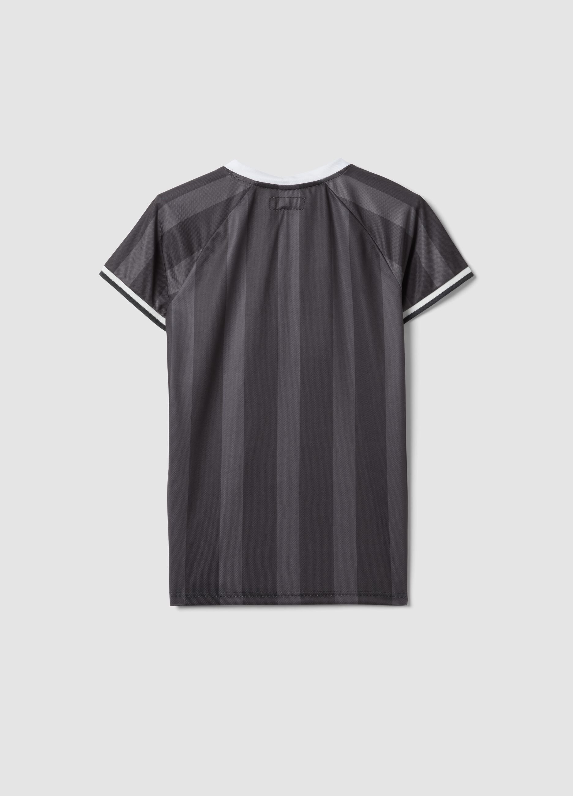 Schwarzes Sport-T-Shirt f&uuml;r Jungen mit vertikalen Streifen und Jeep-Logo