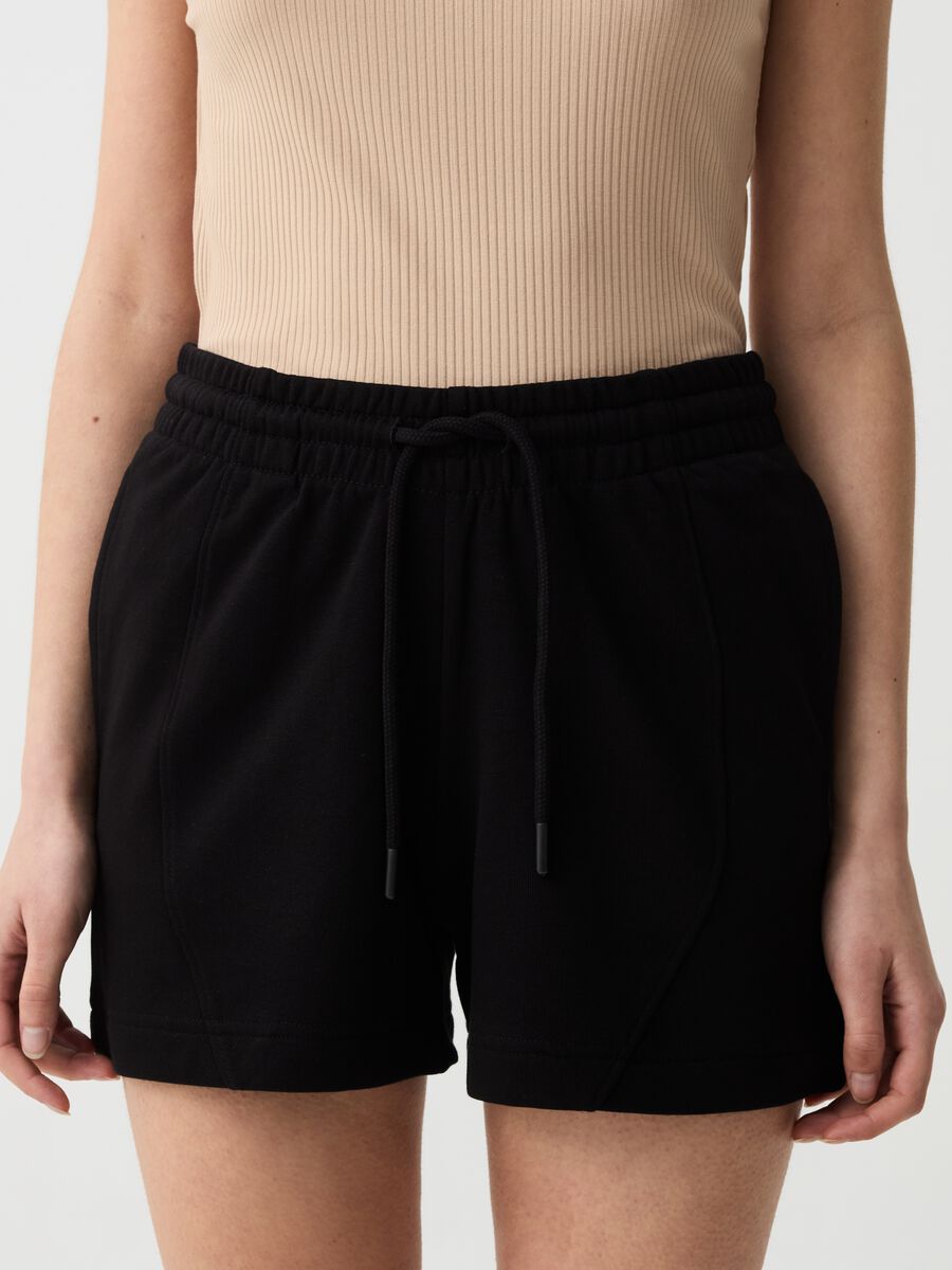 Essential shorts with raised stitching_1