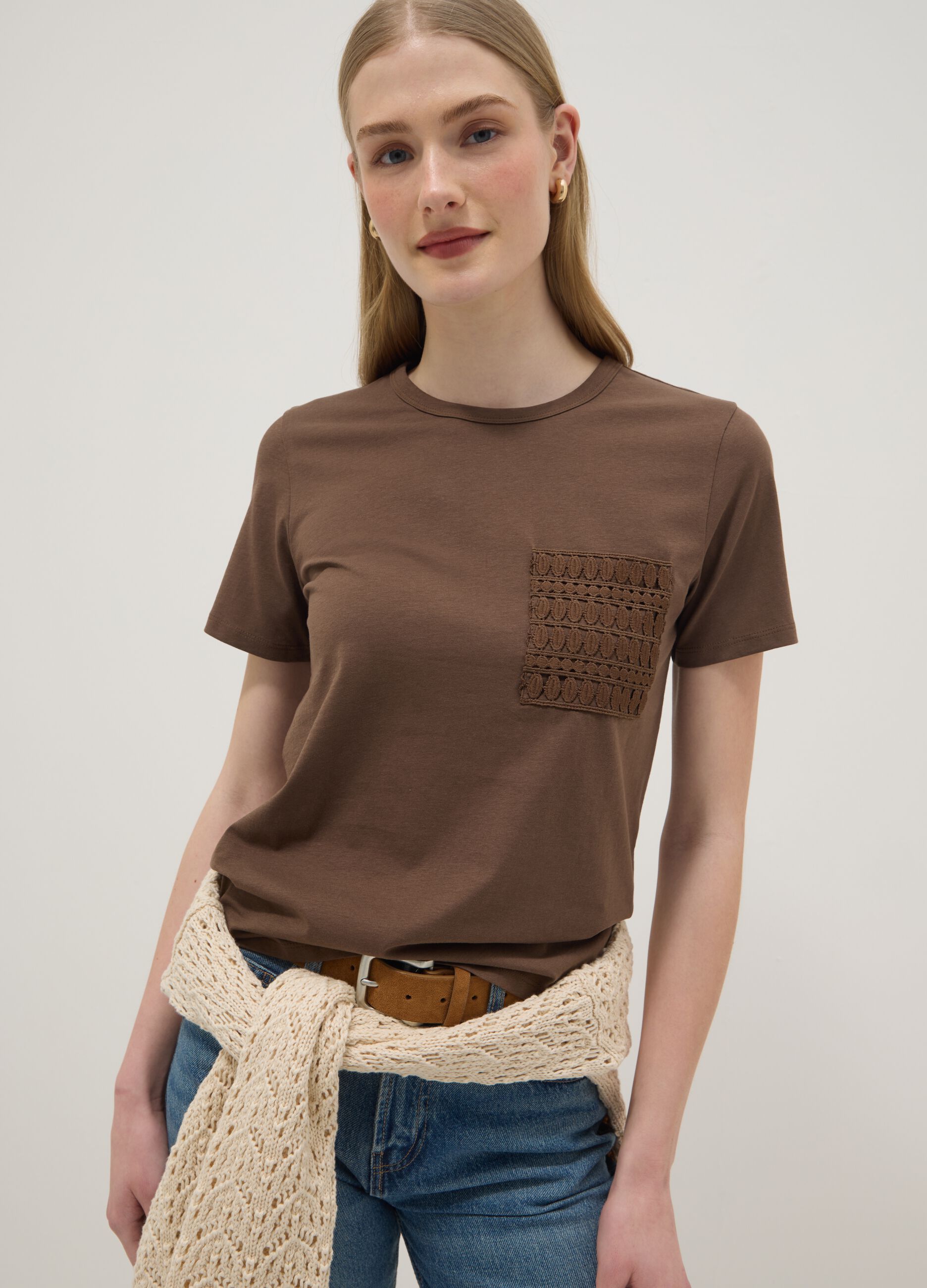 T-shirt in puro cotone marrone regular fit con taschino ricamato