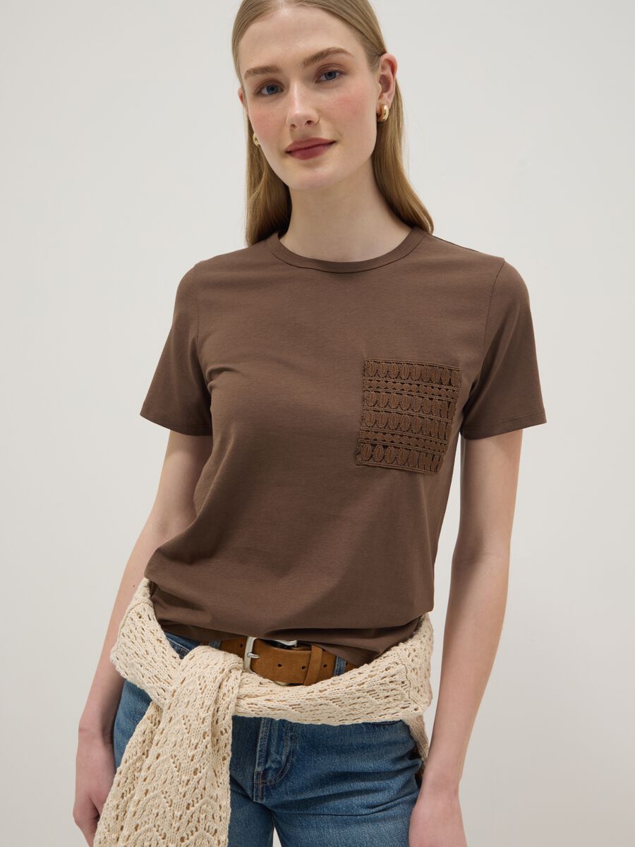 T-shirt in puro cotone marrone regular fit con taschino ricamato_0