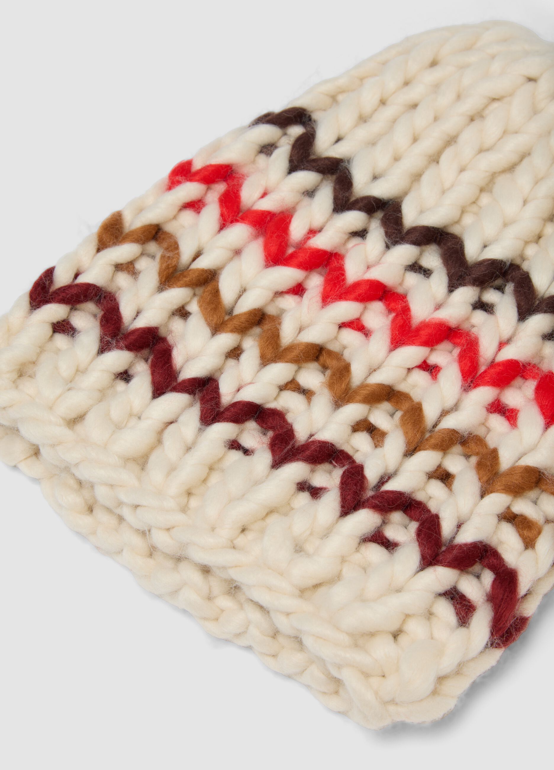 Cappello bianco sporco in maglia con motivo a righe
