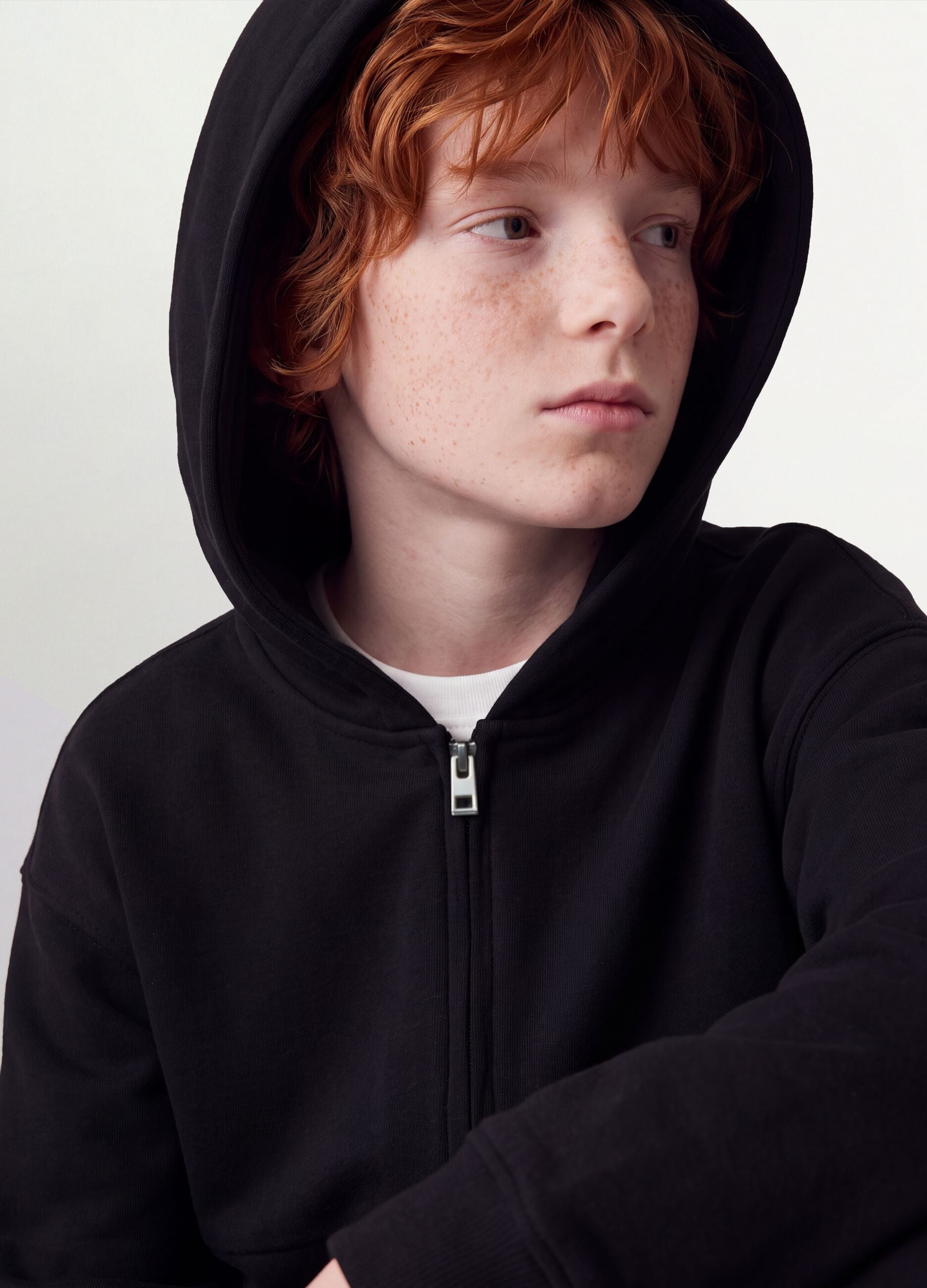 Sweatshirt preta com capuz em fleece de algod&atilde;o org&acirc;nico, relaxed fit, com fecho