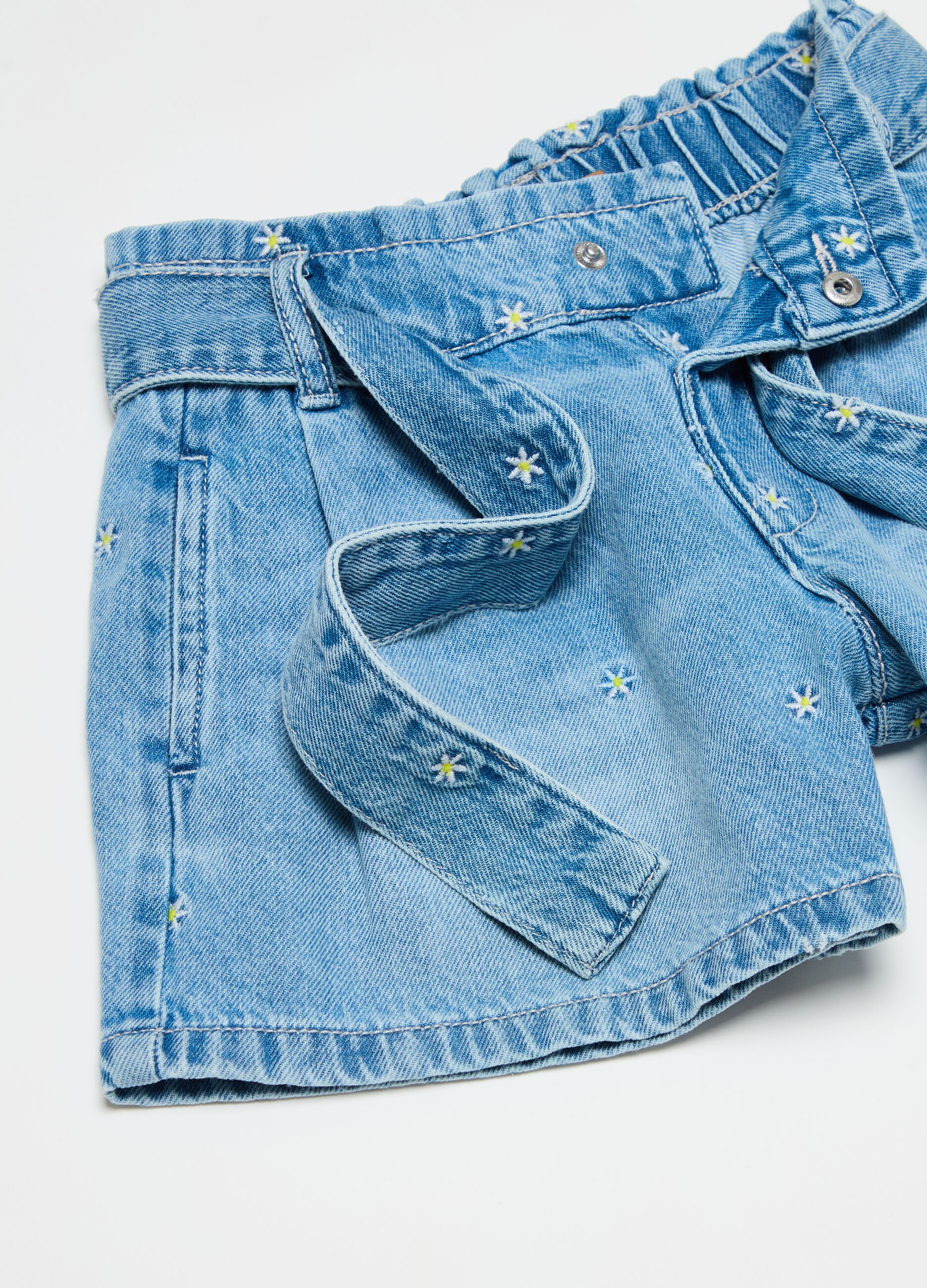 Denim shorts with small flowers embroidery