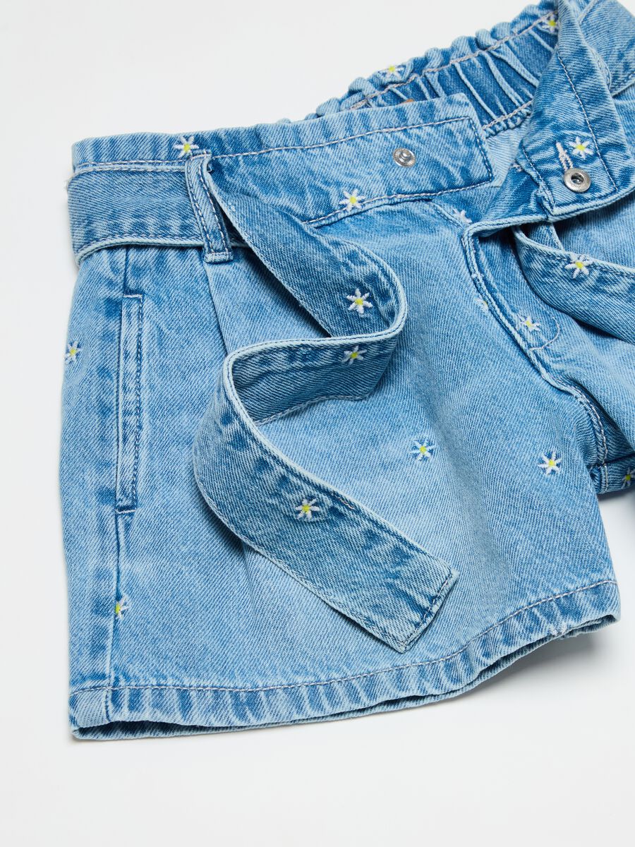 Denim shorts with small flowers embroidery_2