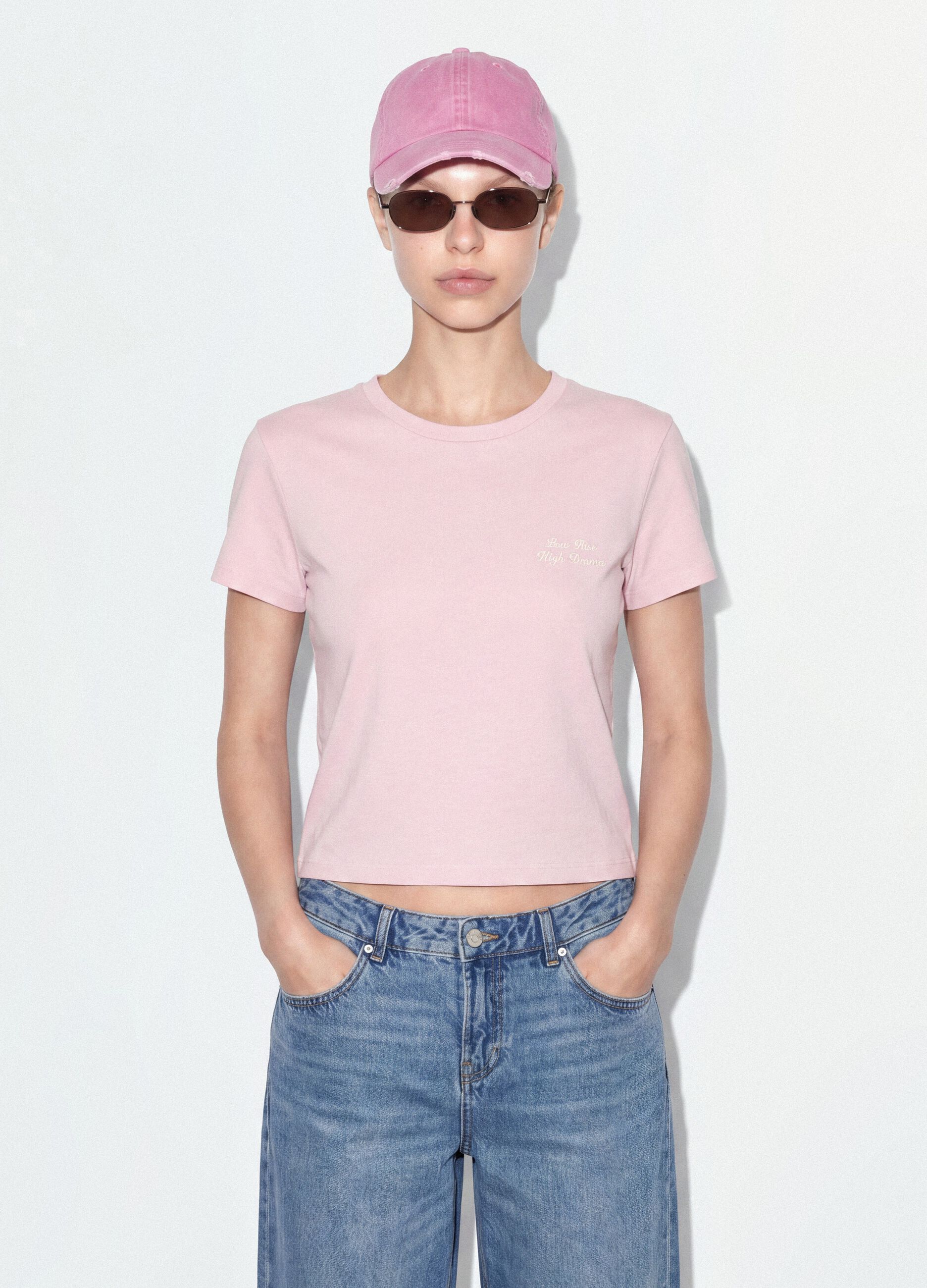 &Rho;&omicron;&zeta; cropped T-shirt &alpha;&pi;ό 100% &beta;&alpha;&mu;&beta;ά&kappa;&iota; &mu;&epsilon; &gamma;&rho;&alpha;&phi;&iota;&kappa;ό &tau;ύ&pi;&omega;&mu;&alpha;, &kappa;&alpha;&nu;&omicron;&nu;&iota;&kappa;ή &epsilon;&phi;&alpha;&rho;&mu;&omicron;&gamma;ή