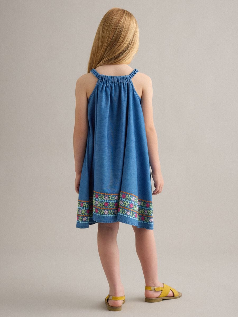 Vestido azul de lyocell puro con tirantes y bordado en el bajo_1