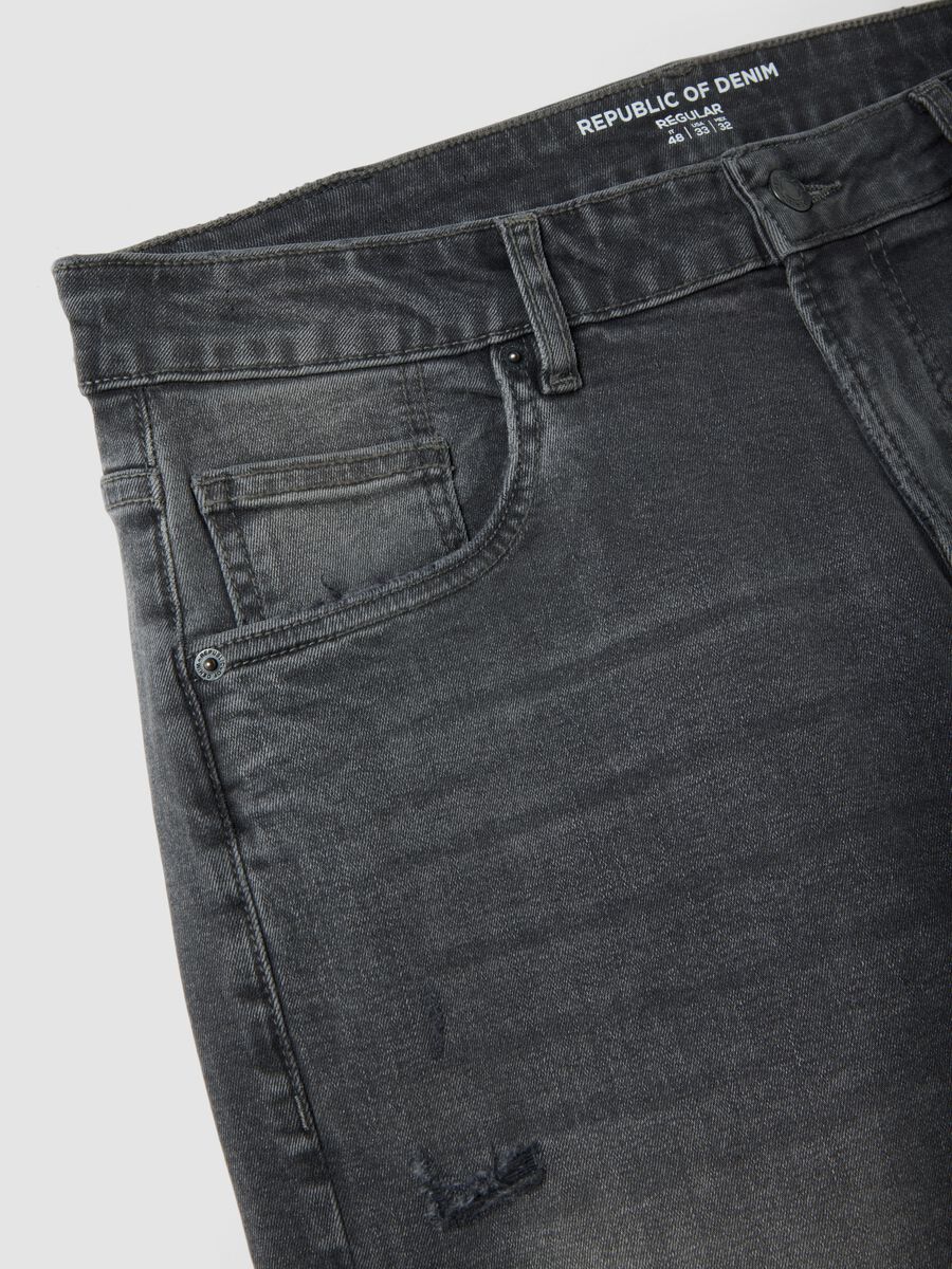 Graue Regular-Fit-Jeans aus Stretch-Baumwoll-Denim_1