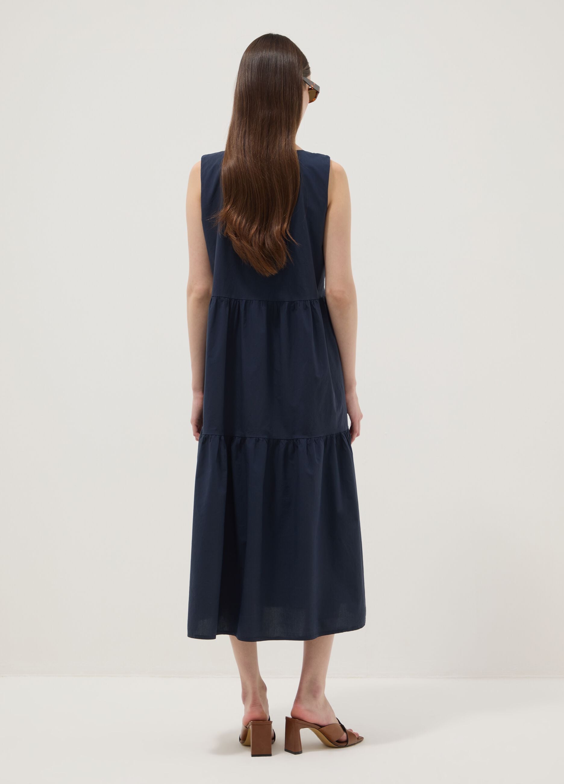 Vestido azul sem mangas em algod&atilde;o puro com folhos, corte regular