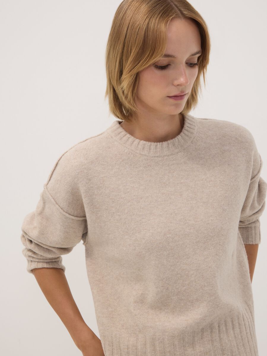 Maglione beige in tessuto elasticizzato girocollo_0