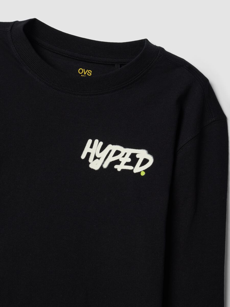 Black organic cotton T-shirt with &ldquo;Hyped&rdquo; print for boys_2