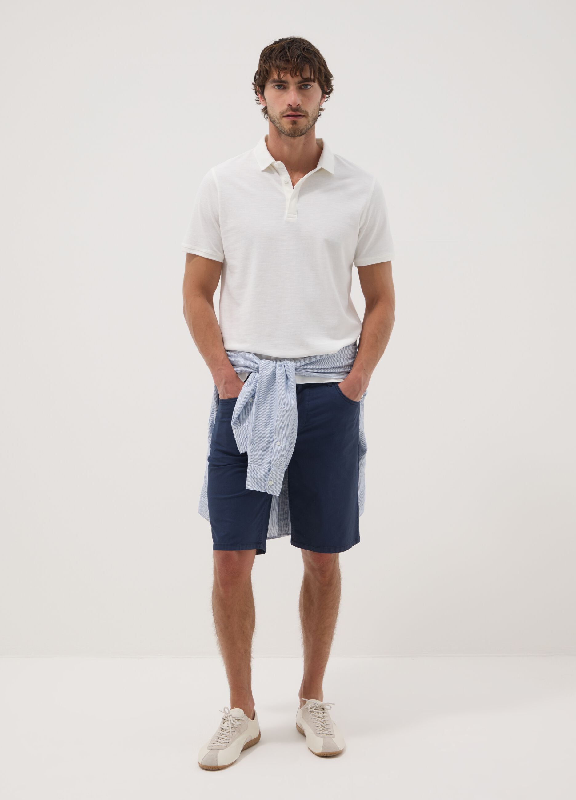 Bermudas azuis em algod&atilde;o el&aacute;stico com cinco bolsos