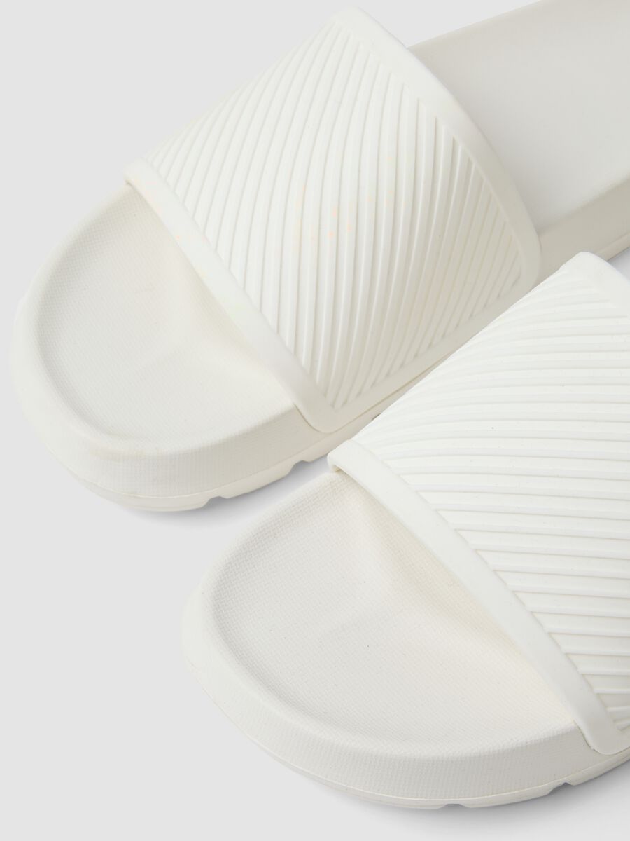 White slide sandals with wide strap_2