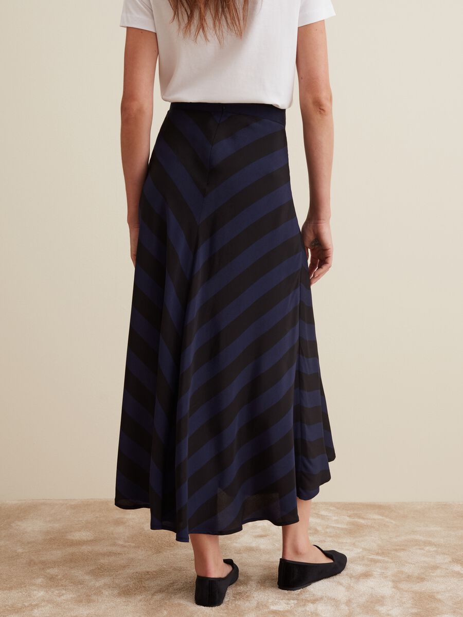 Satin viscose midi skirt with diagonal stripes_2