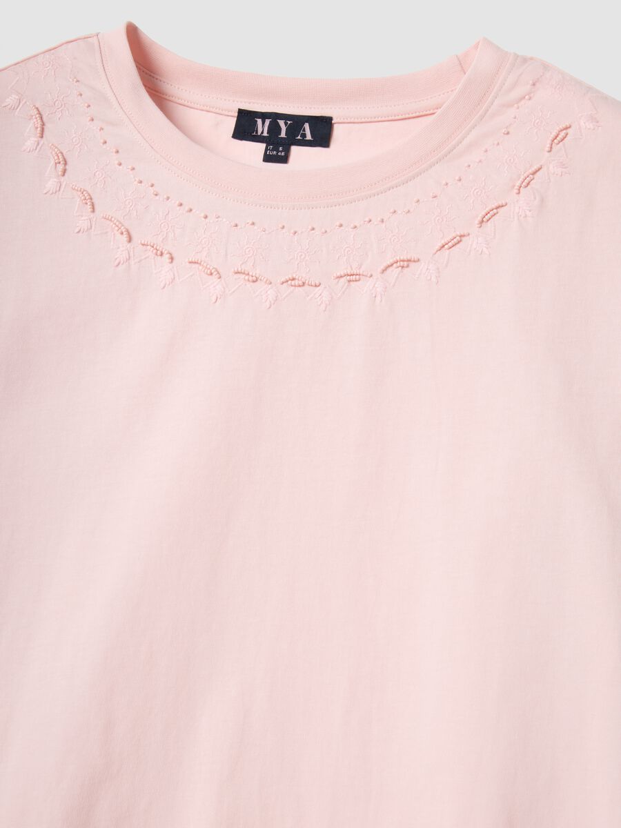 Camiseta rosa de algod&oacute;n puro con bordado en el escote_1