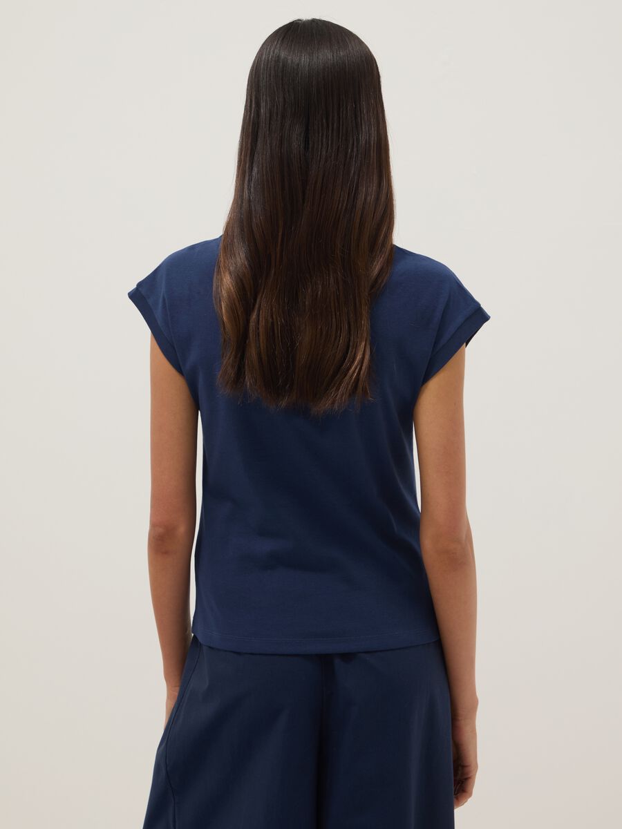 Camiseta azul de algod&oacute;n puro con inserciones caladas_3
