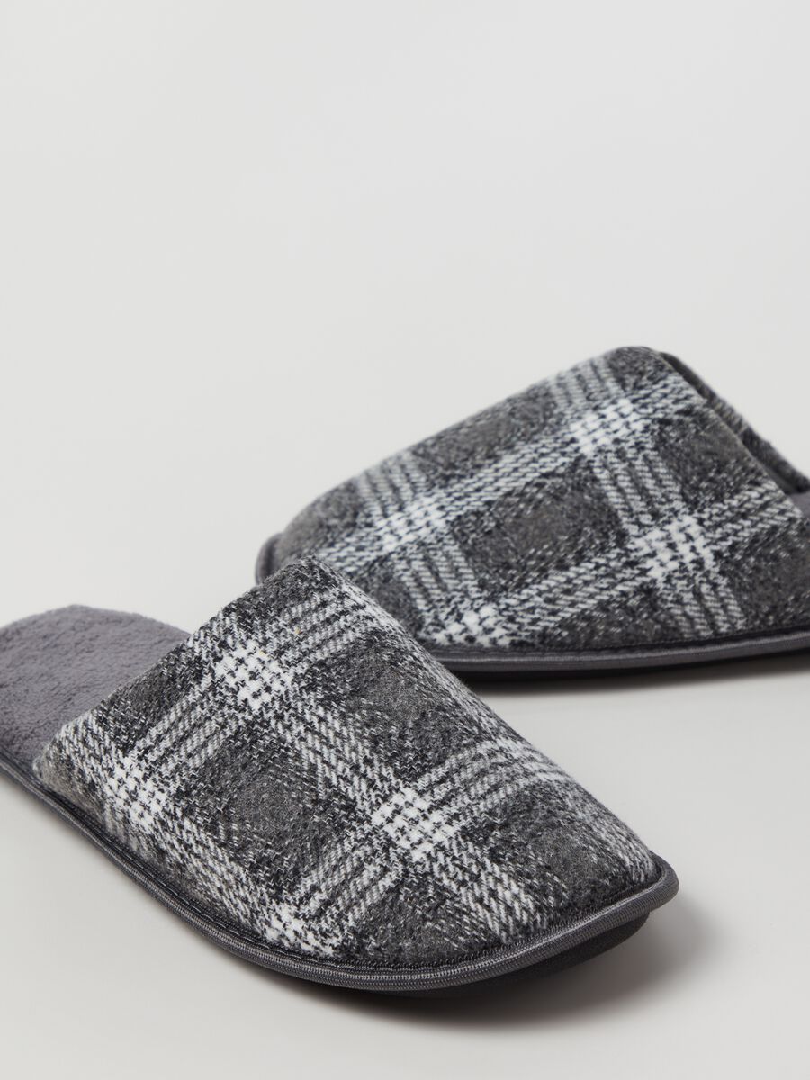 Slippers with check pattern_1