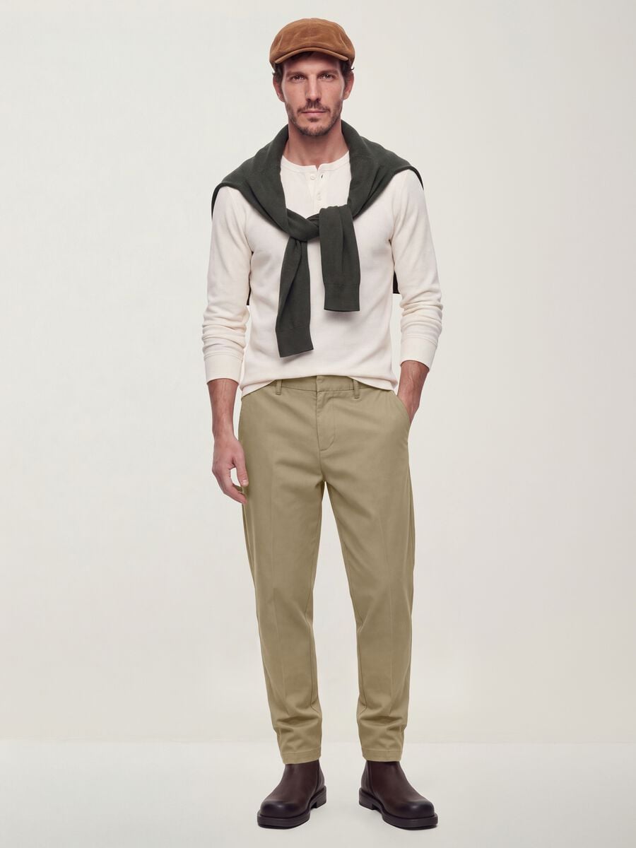 Pantaloni chino beige in twill di cotone elasticizzato regular tapered fit_0