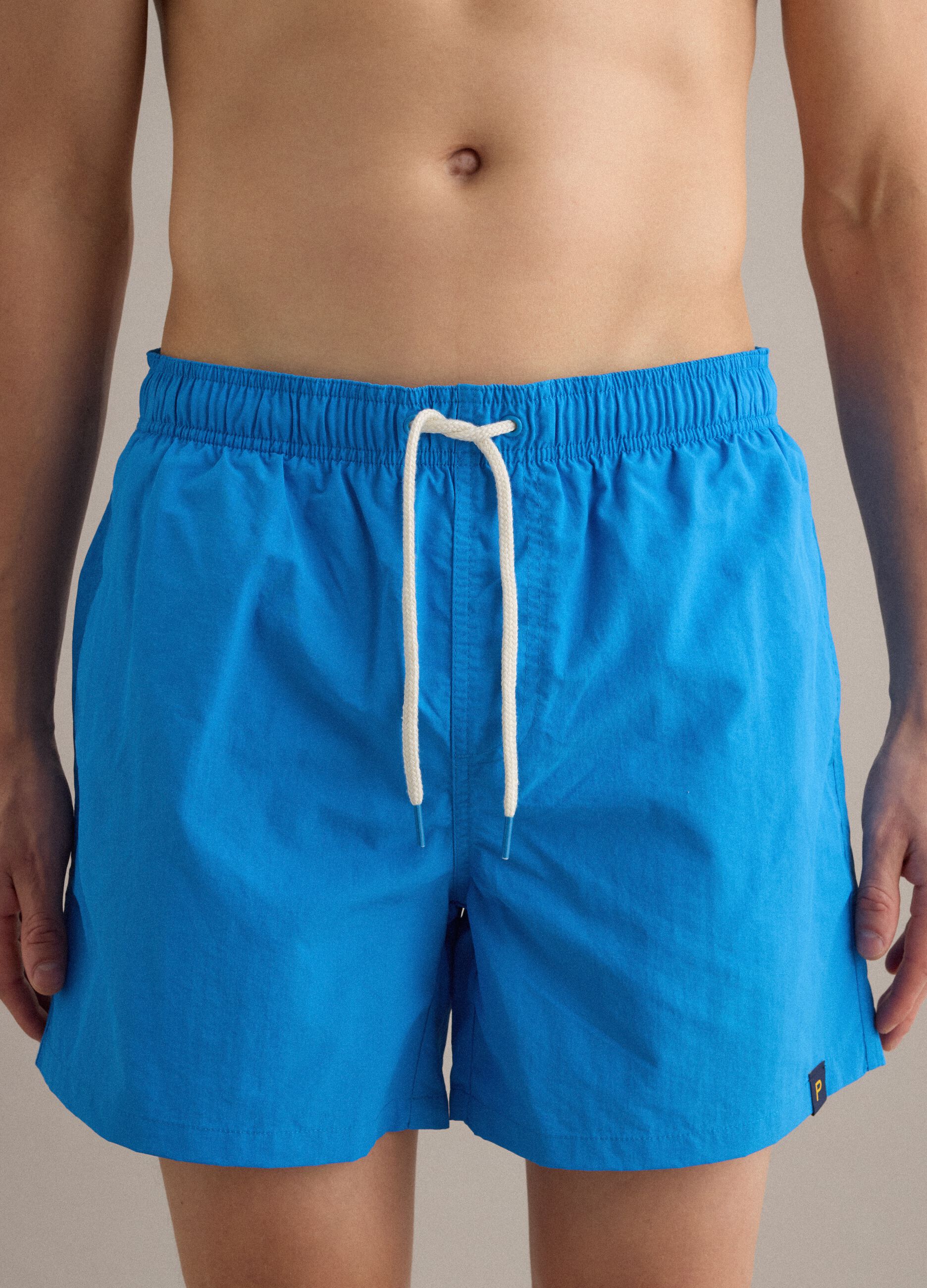 Short de bain bleu avec taille &eacute;lastiqu&eacute;e et cordon de serrage contrast&eacute;