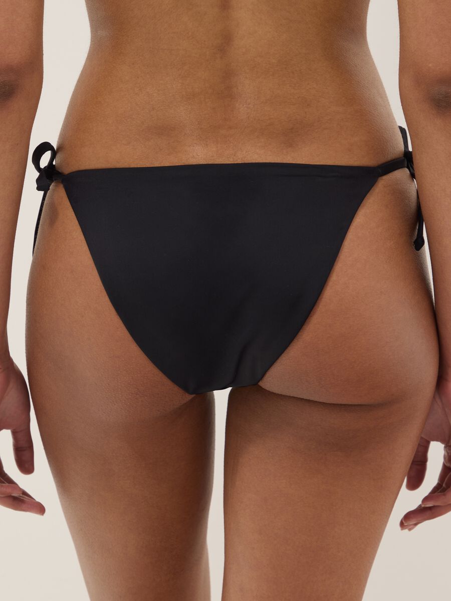 Bikinihose aus schwarzem Stretchmaterial_2