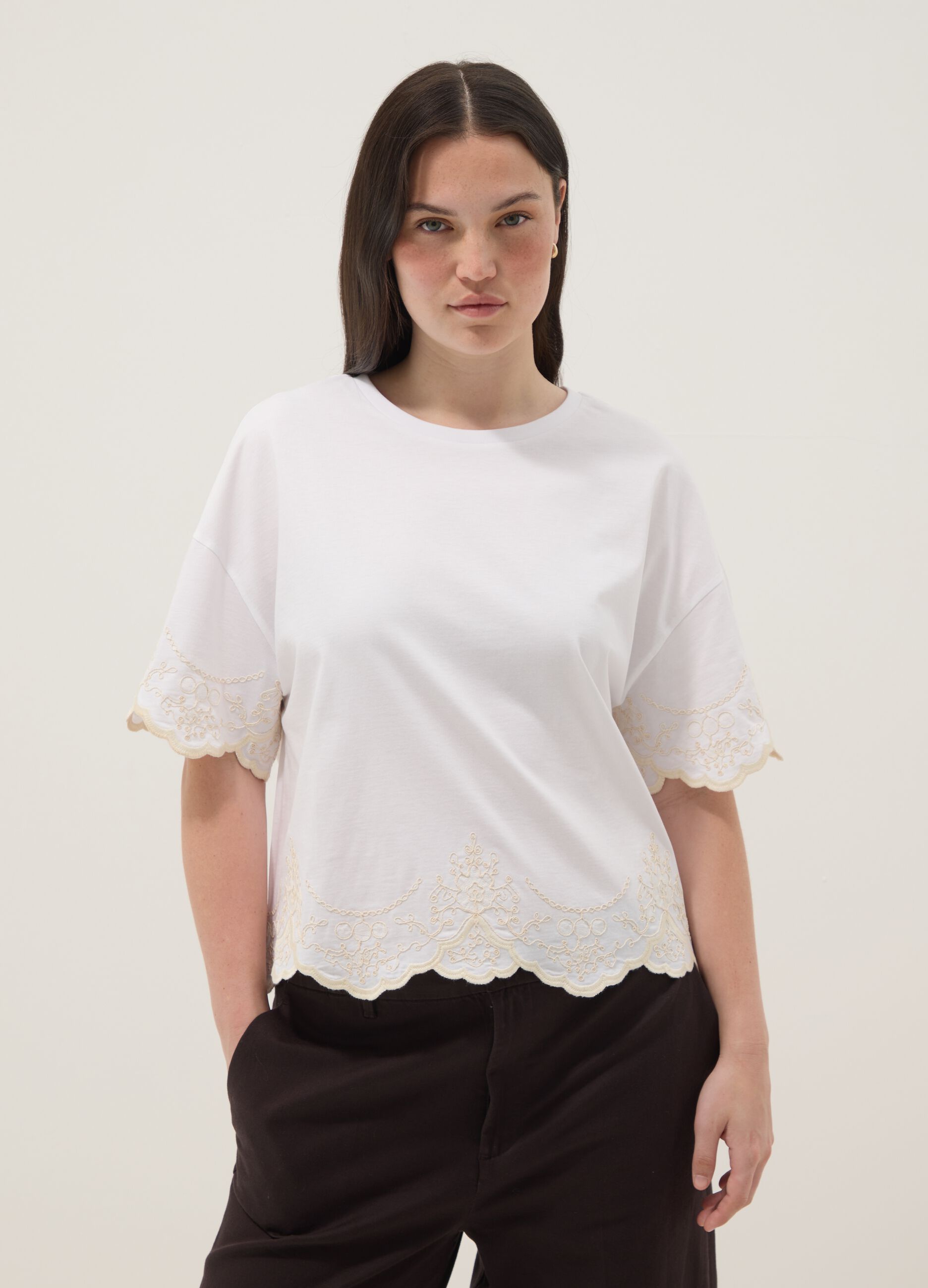 &Lambda;&epsilon;&upsilon;&kappa;ό T-shirt &alpha;&pi;ό 100% &beta;&alpha;&mu;&beta;ά&kappa;&iota; &mu;&epsilon; &kappa;&epsilon;&nu;&tau;ή&mu;&alpha;&tau;&alpha;, regular fit