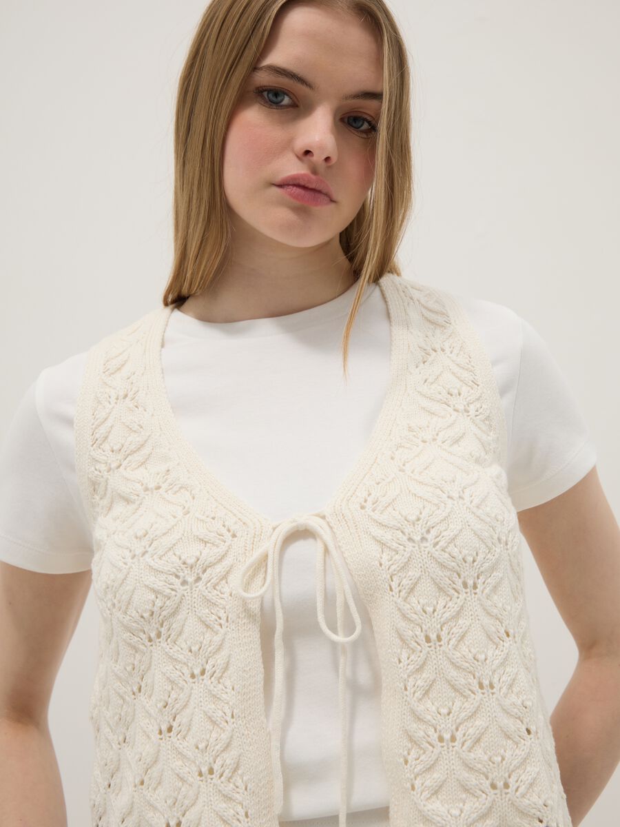 Weisse Weste aus reiner Baumwolle im Regular Fit mit Bindeband und tiefem V-Ausschnitt_0