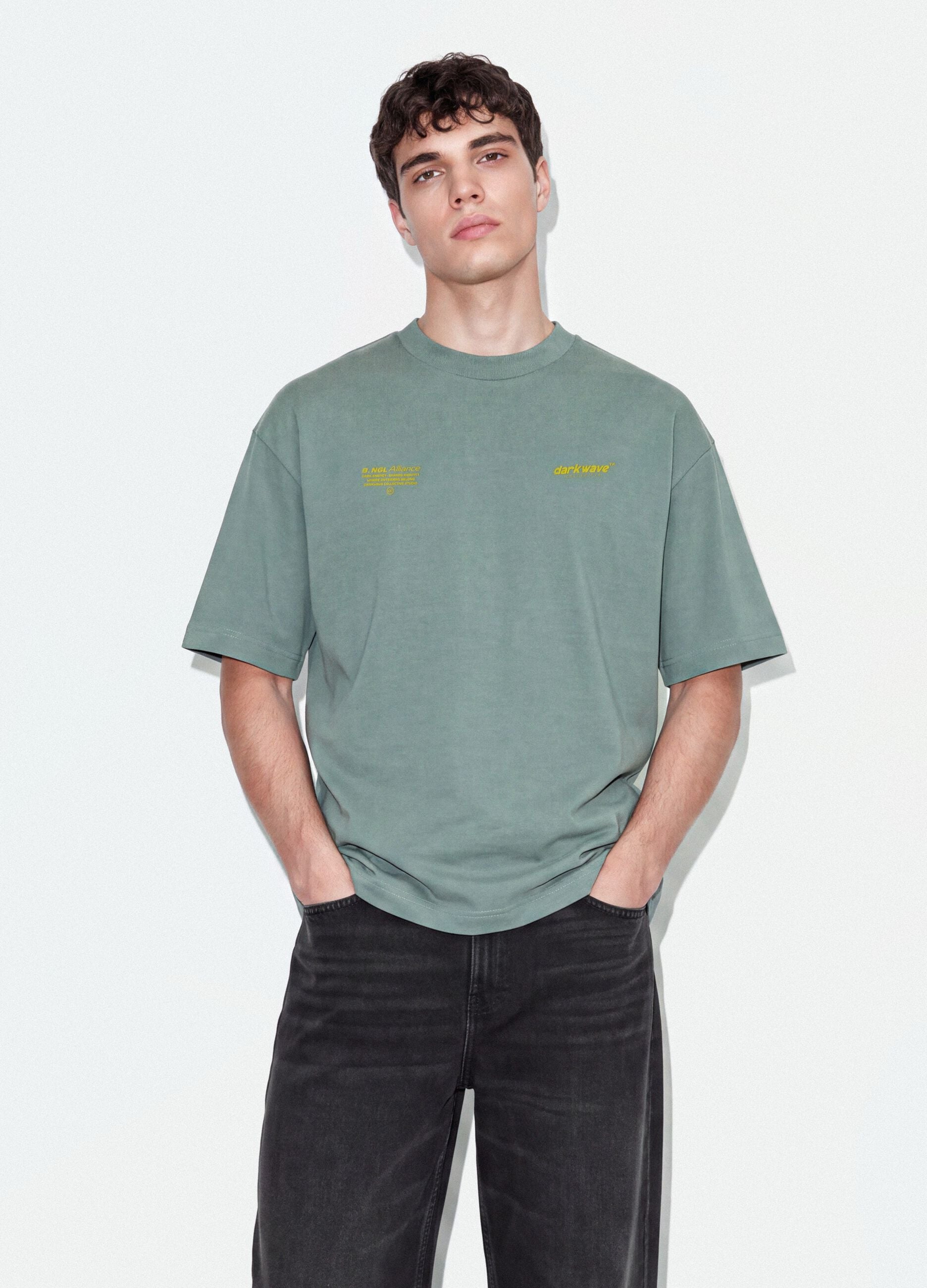 &Kappa;&alpha;&phi;έ &kappa;&omicron;&nu;&tau;ό T-shirt &alpha;&pi;ό 100% &beta;&alpha;&mu;&beta;ά&kappa;&iota; &mu;&epsilon; &sigma;&tau;ά&mu;&pi;&alpha;, boxy &gamma;&rho;&alpha;&mu;&mu;ή