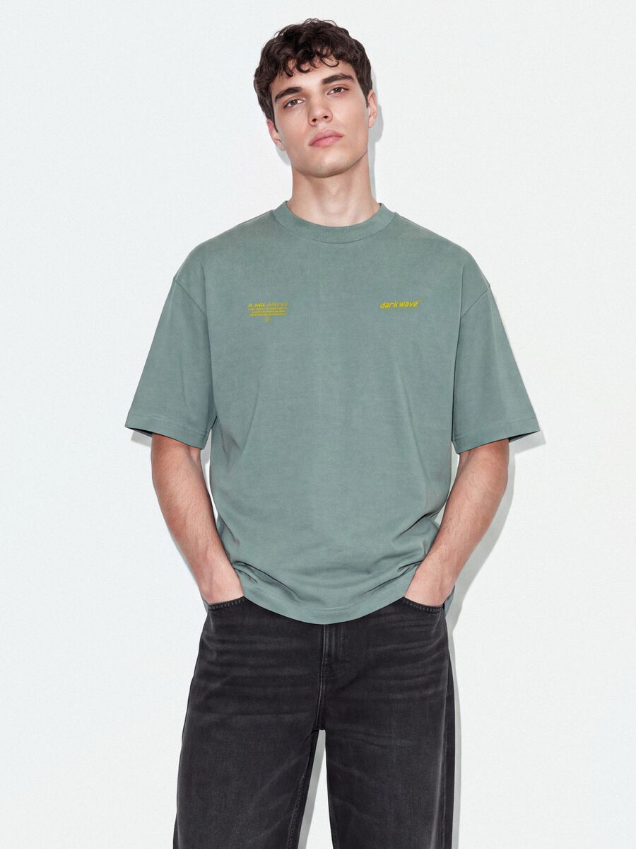 T-shirt castanha cropped em algod&atilde;o puro com estampado, corte boxy_0