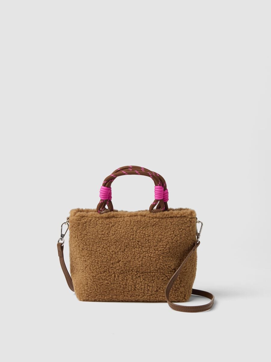 Borsa a mano marrone effetto teddy con tracolla_1