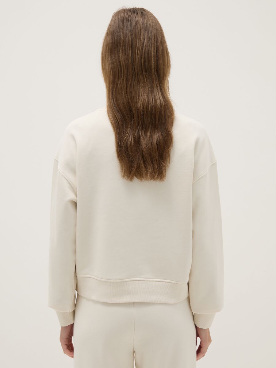 White regular fit cotton blend sweatshirt with round neck_2
