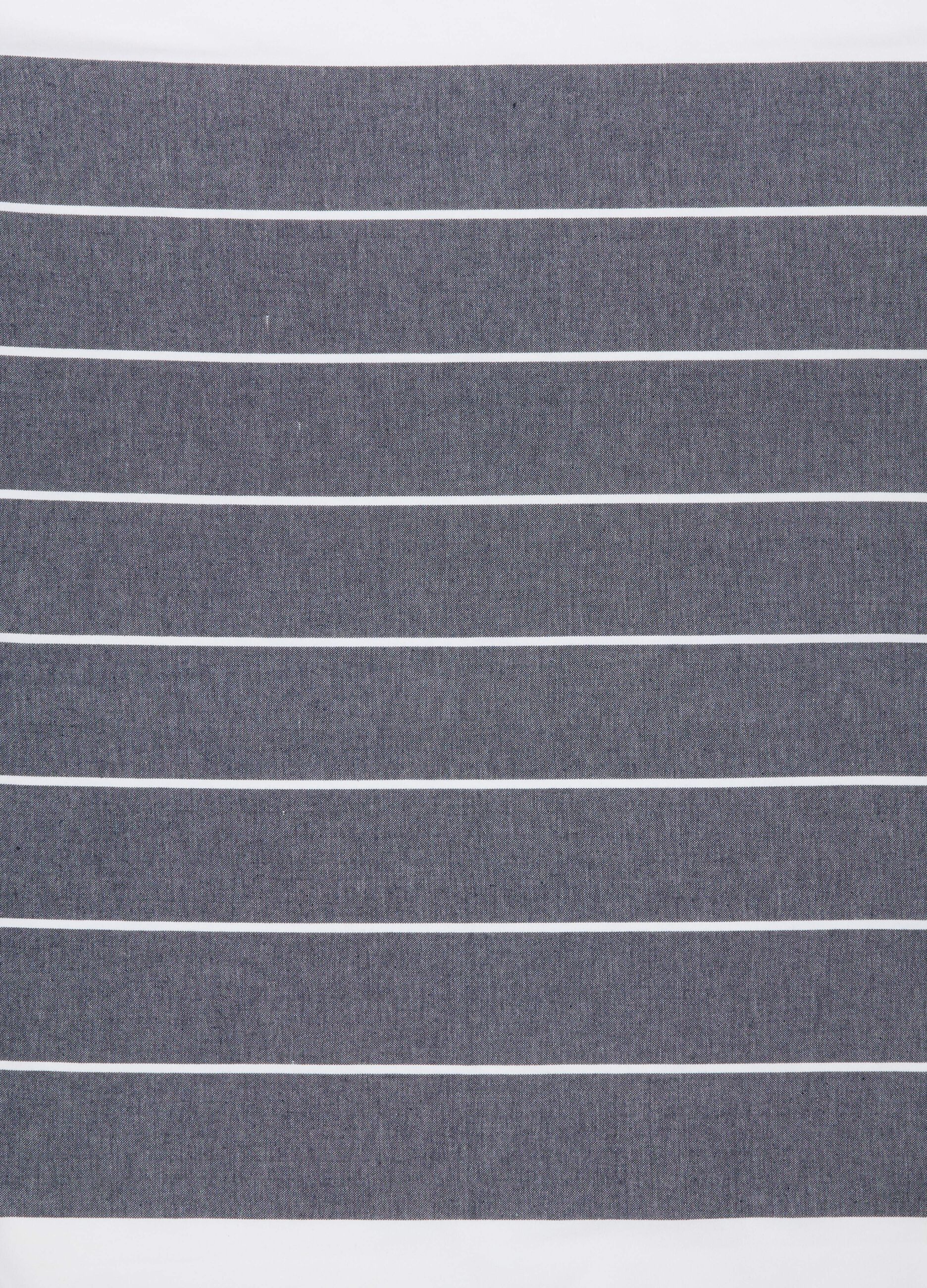 Toalha de praia azul e branca em algod&atilde;o puro com franjas