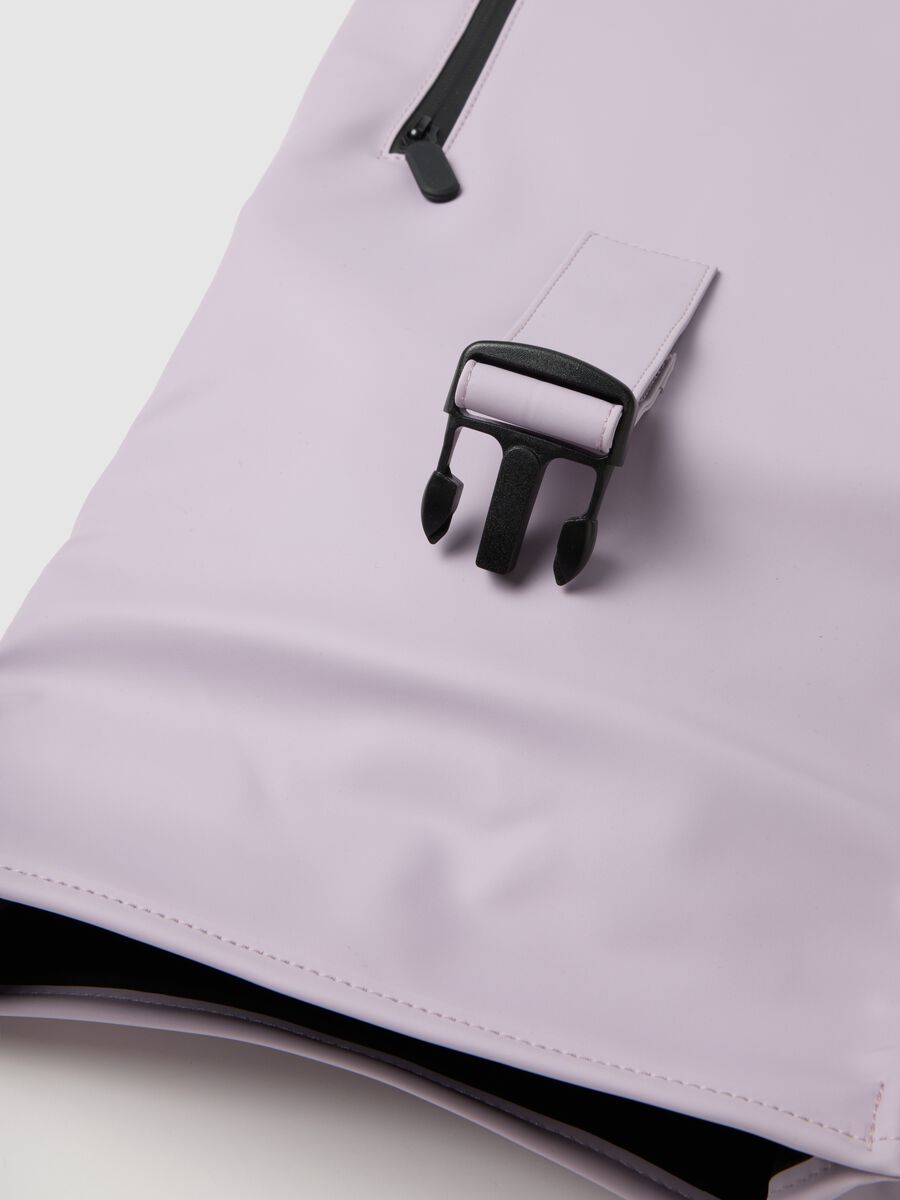 Mochila morada impermeable con cremallera y bolsillo frontal_2