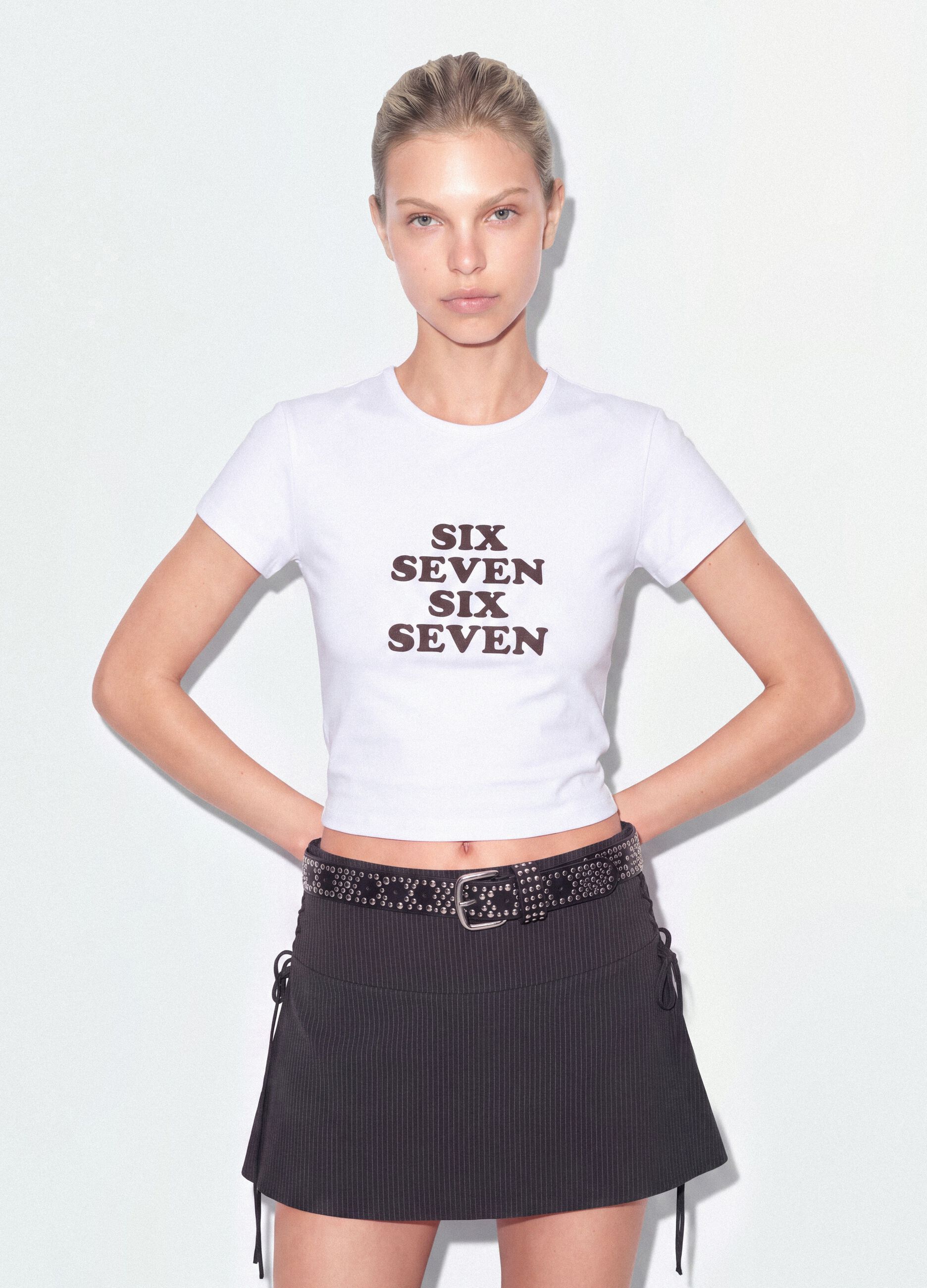 &Lambda;&epsilon;&upsilon;&kappa;ό &epsilon;&phi;&alpha;&rho;&mu;&omicron;&sigma;&tau;ό T-shirt &alpha;&pi;ό 100% &beta;&alpha;&mu;&beta;ά&kappa;&iota; &mu;&epsilon; &sigma;&tau;ά&mu;&pi;&alpha; Six Seven &mu;&pi;&rho;&omicron;&sigma;&tau;ά