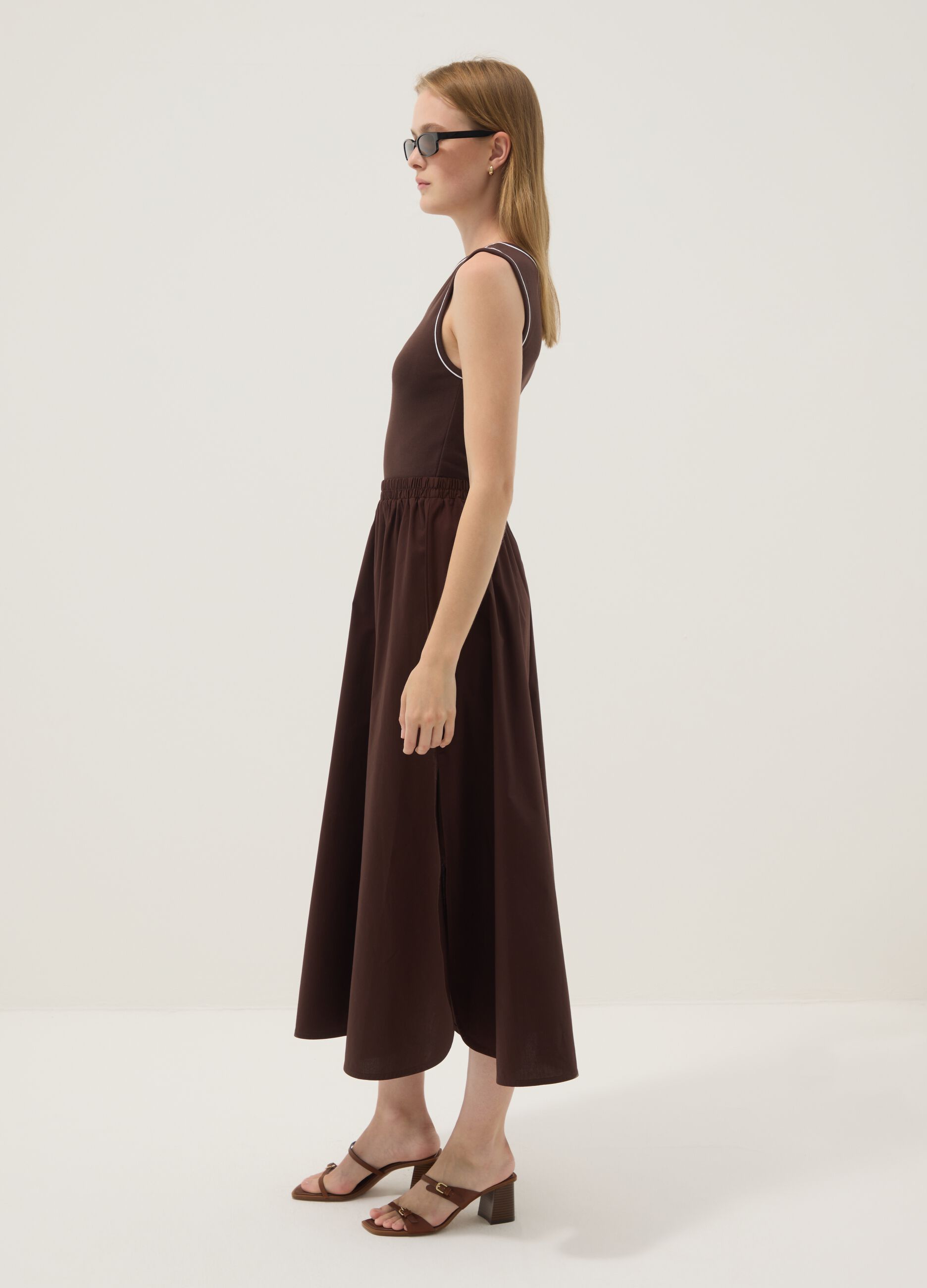 Abito marrone smanicato in cotone elasticizzato regular fit