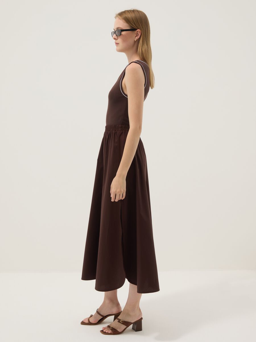 Abito marrone smanicato in cotone elasticizzato regular fit_1