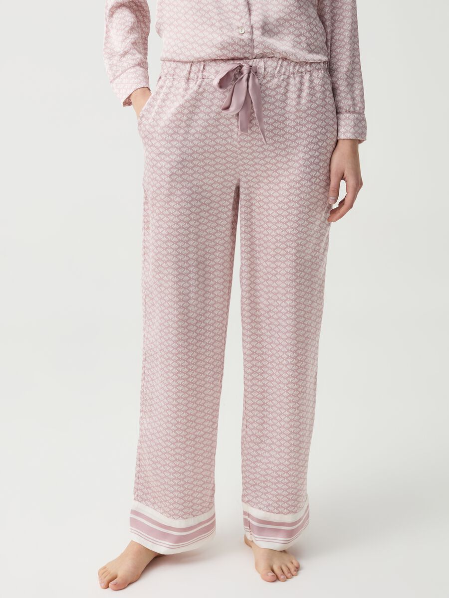 Satin pyjama trousers with pattern_1