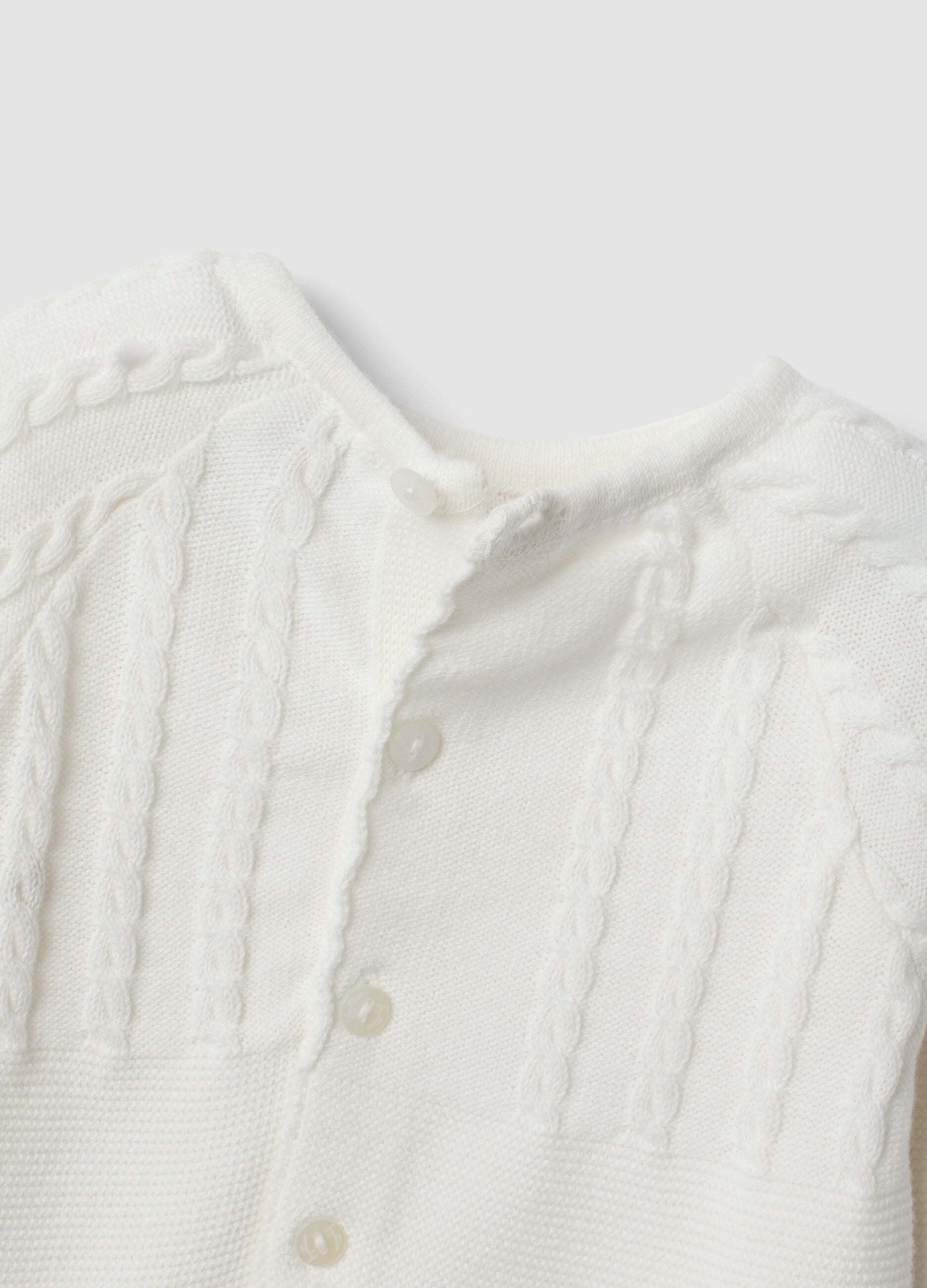 Babygrow branco em algod&atilde;o org&acirc;nico com detalhe de tran&ccedil;a