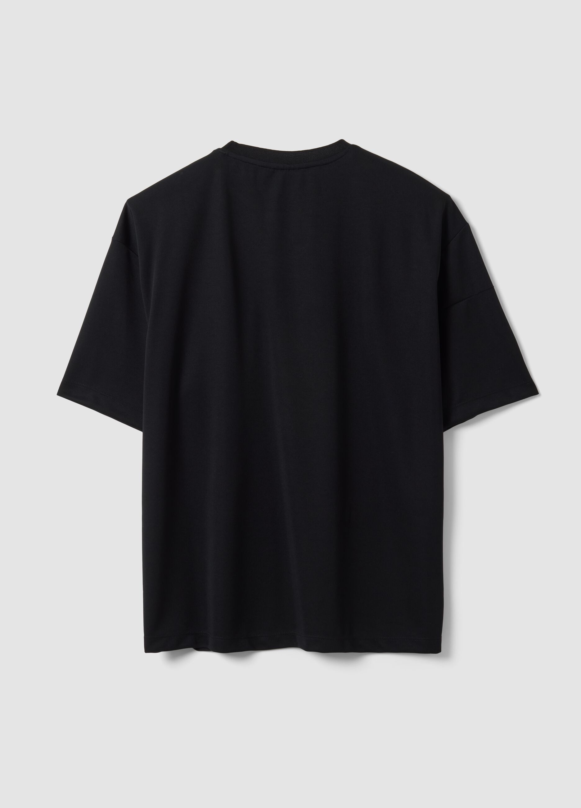 T-shirt preta PlayStation com log&oacute;tipo e debruns em contraste