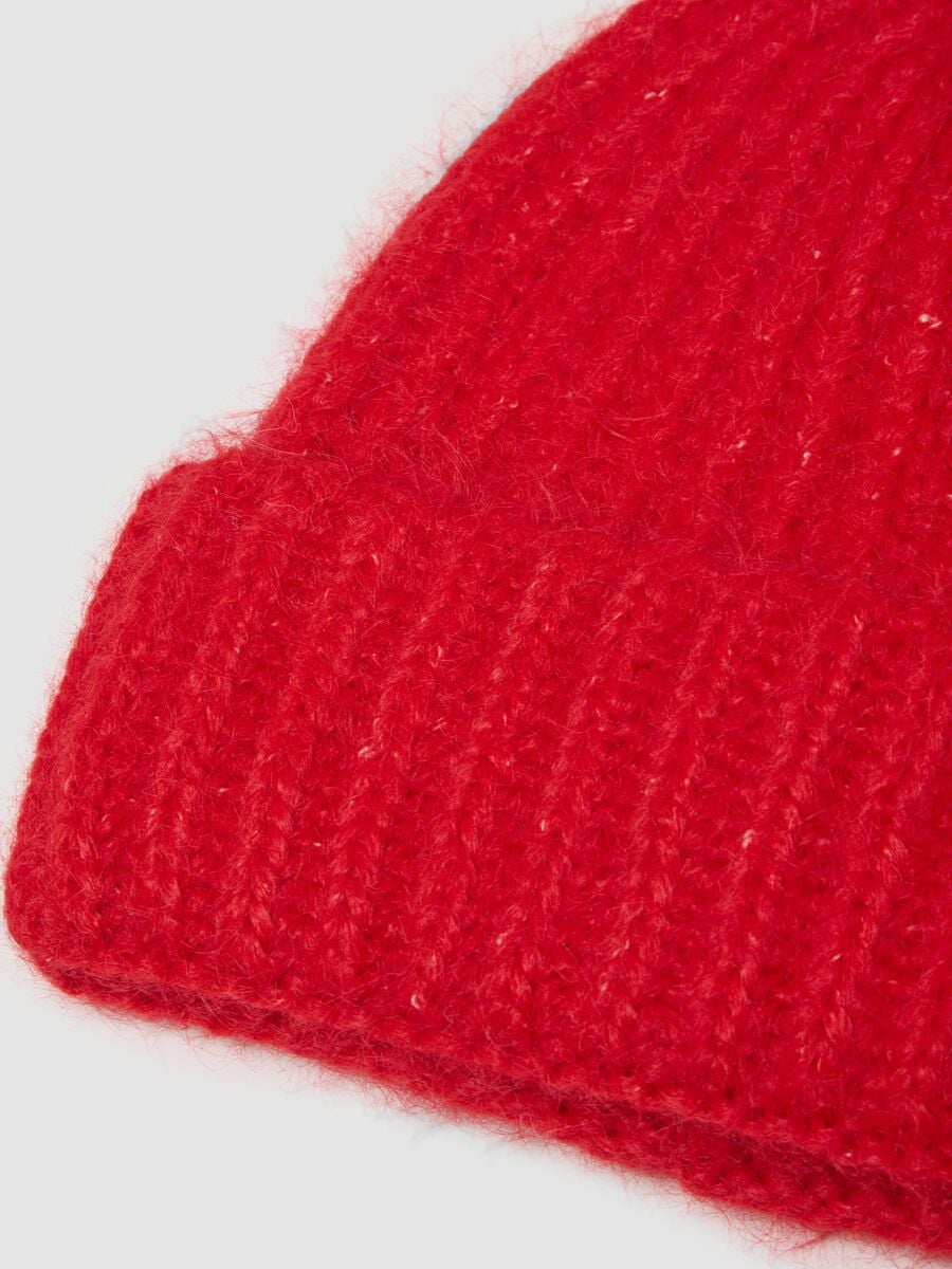 Berretto rosso in lana elasticizzata a costine_1
