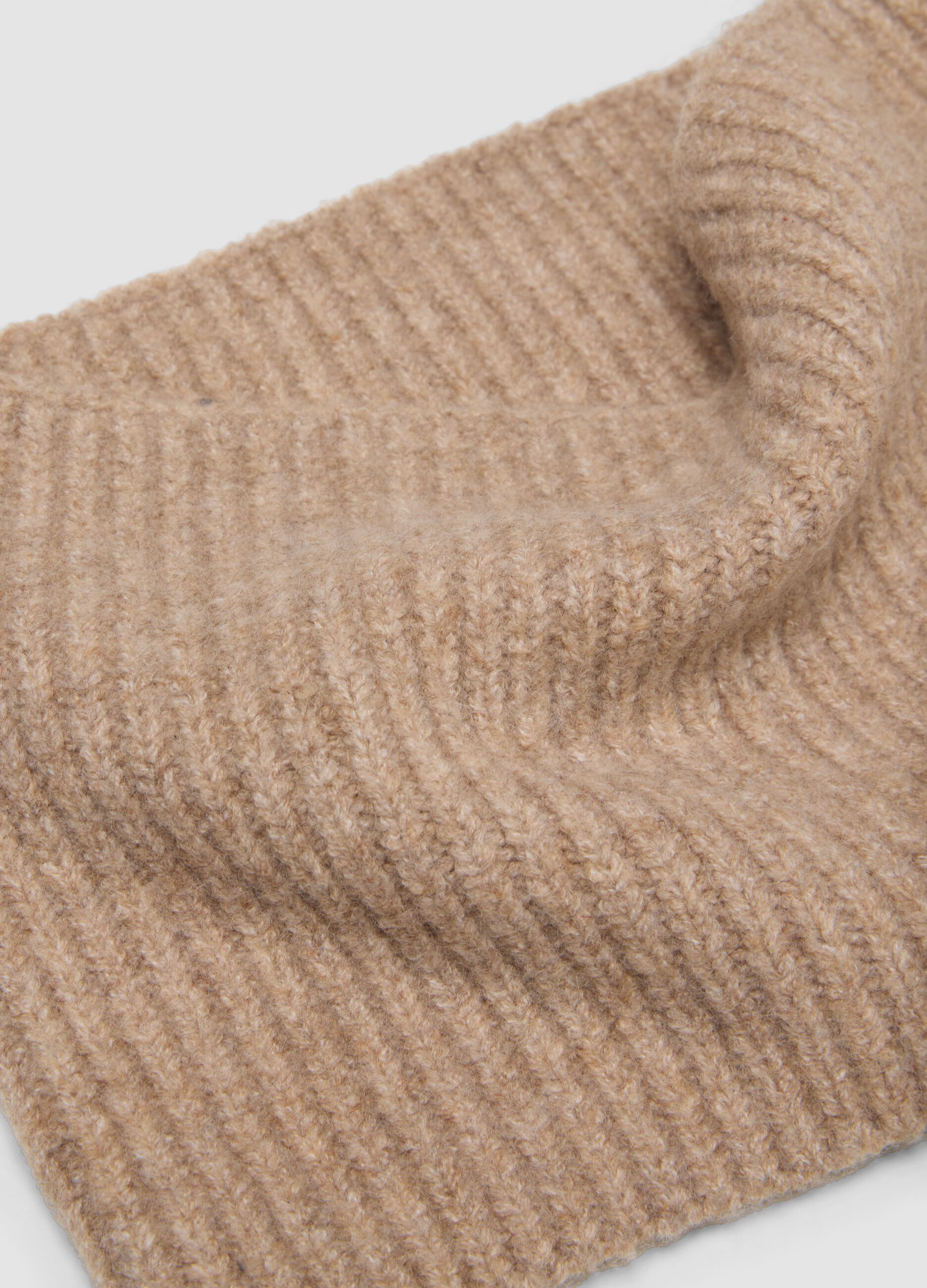 Set beige in lana elasticizzato con cappello e scaldacollo