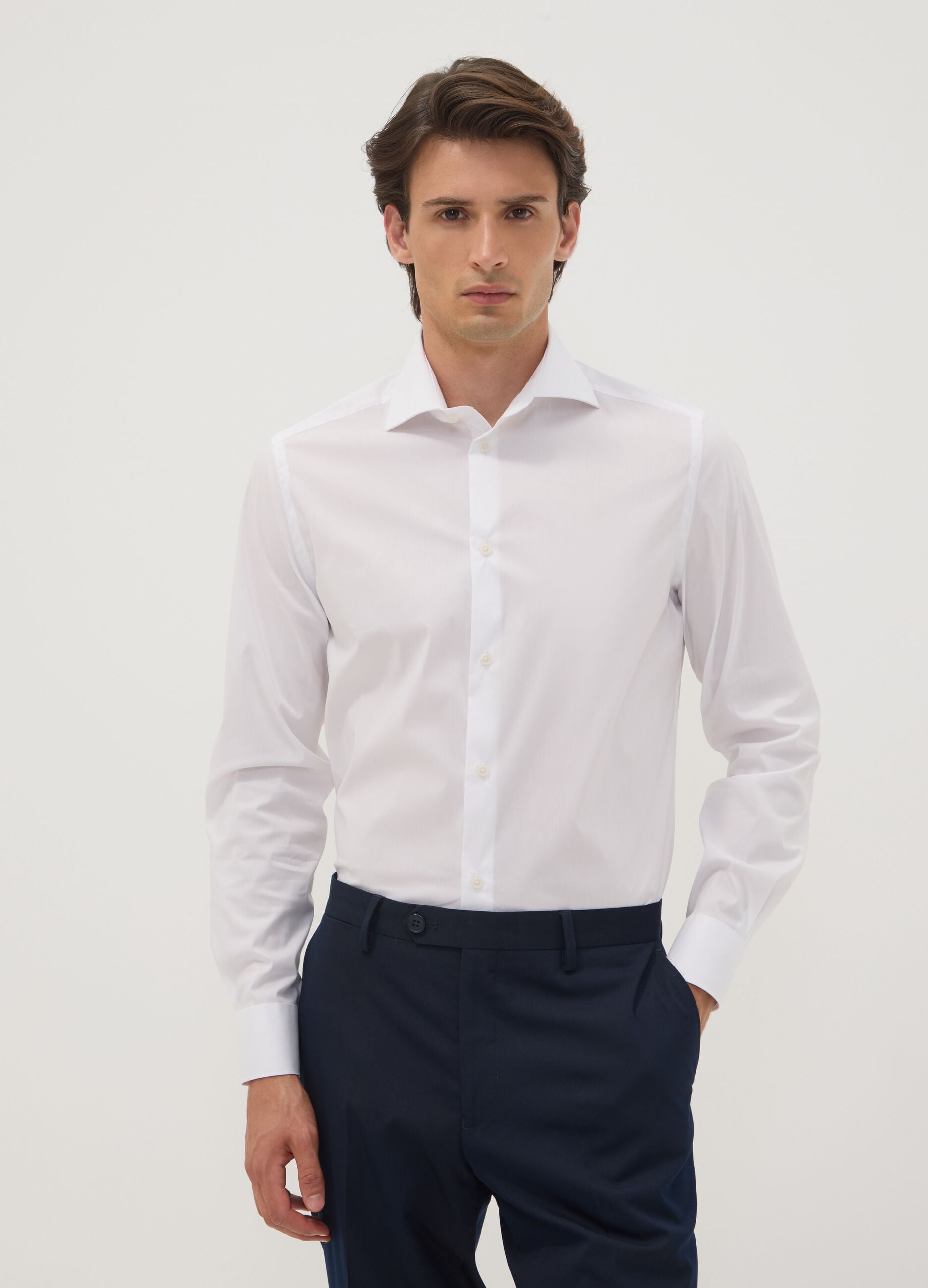 Camisa branca em popelina de algod&atilde;o el&aacute;stico com colarinho franc&ecirc;s, corte slim