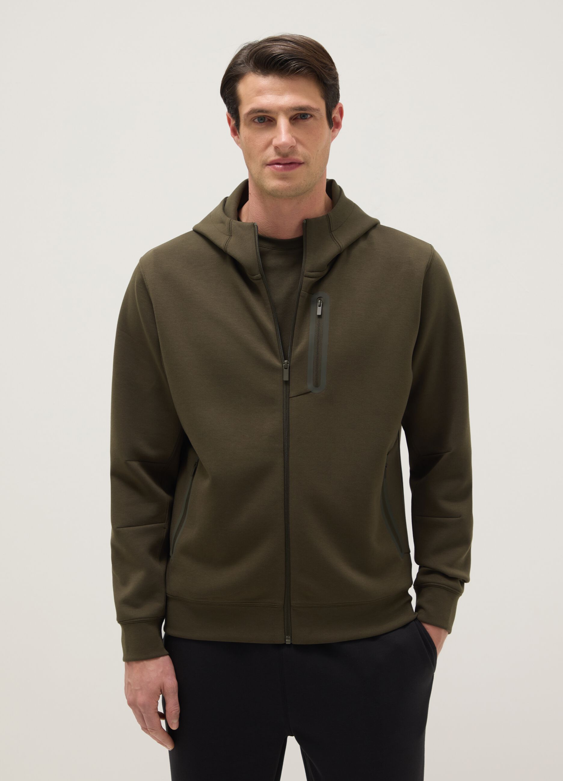 Camisola verde regular fit com capuz e colarinho com fecho frontal