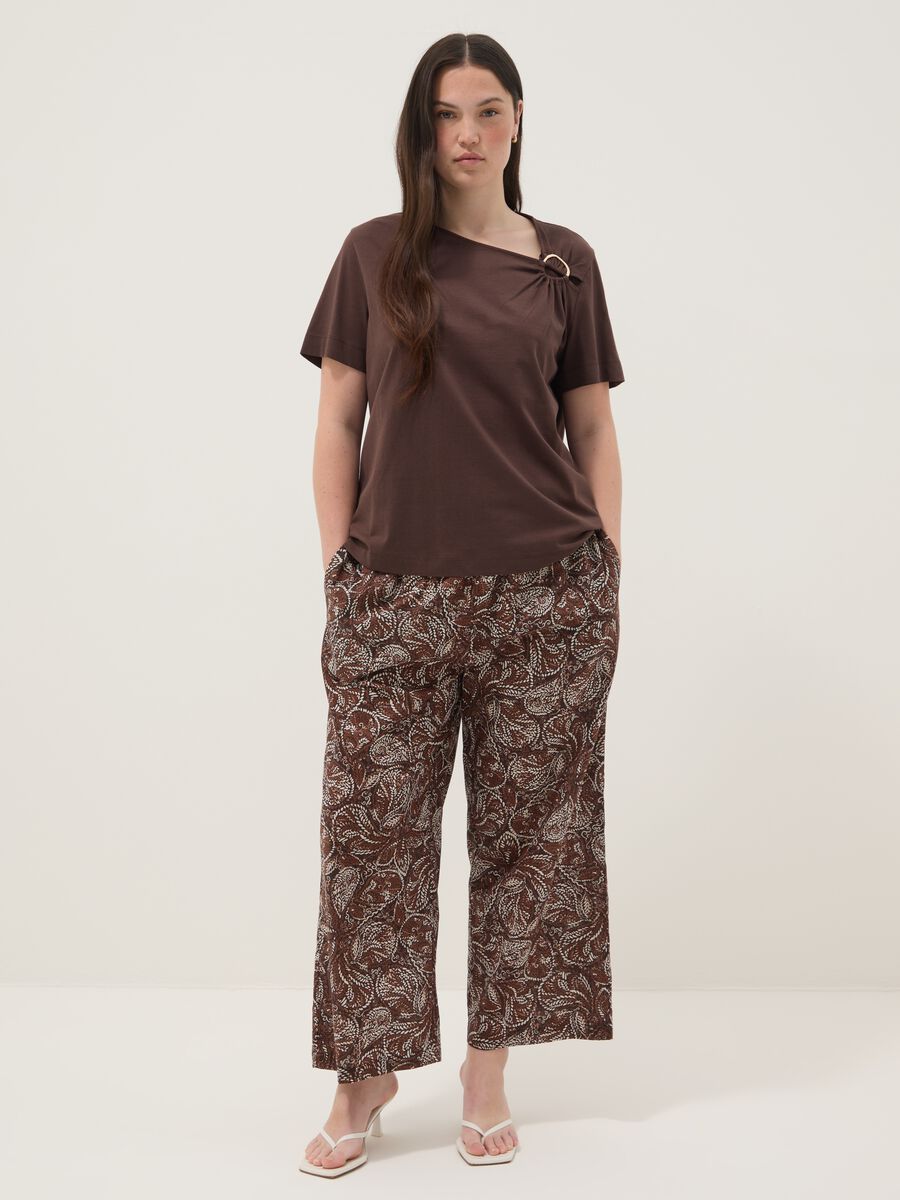 Braunes T-Shirt aus reiner Baumwolle mit Ringdetail_1