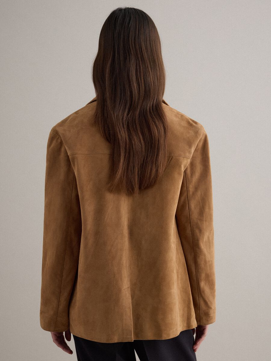 Blazer castanho em pele verdadeira com corte regular e bot&otilde;es_2