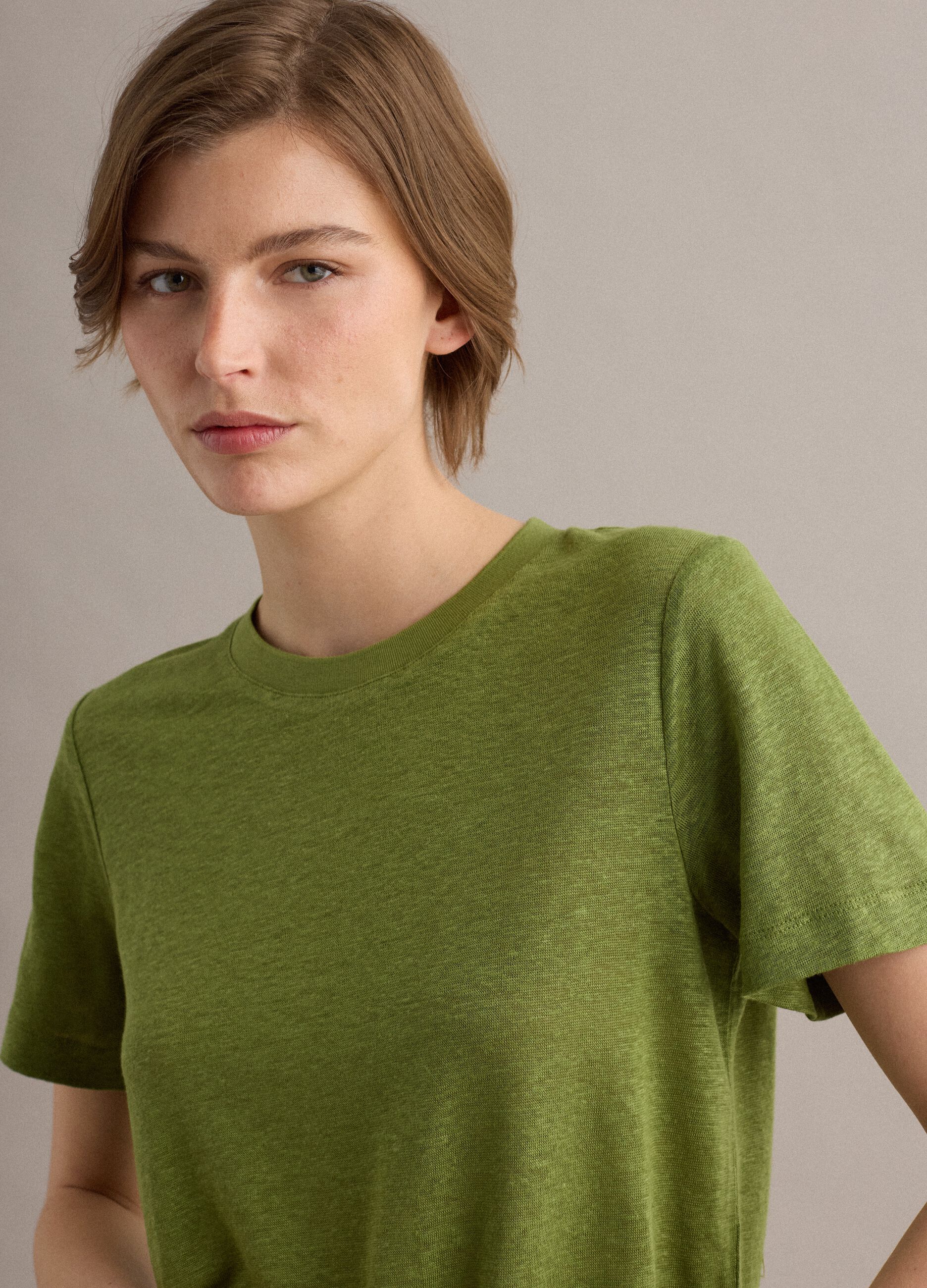 Gr&uuml;nes T-Shirt aus reinem Leinen mit kurzen &Auml;rmeln, Regular Fit