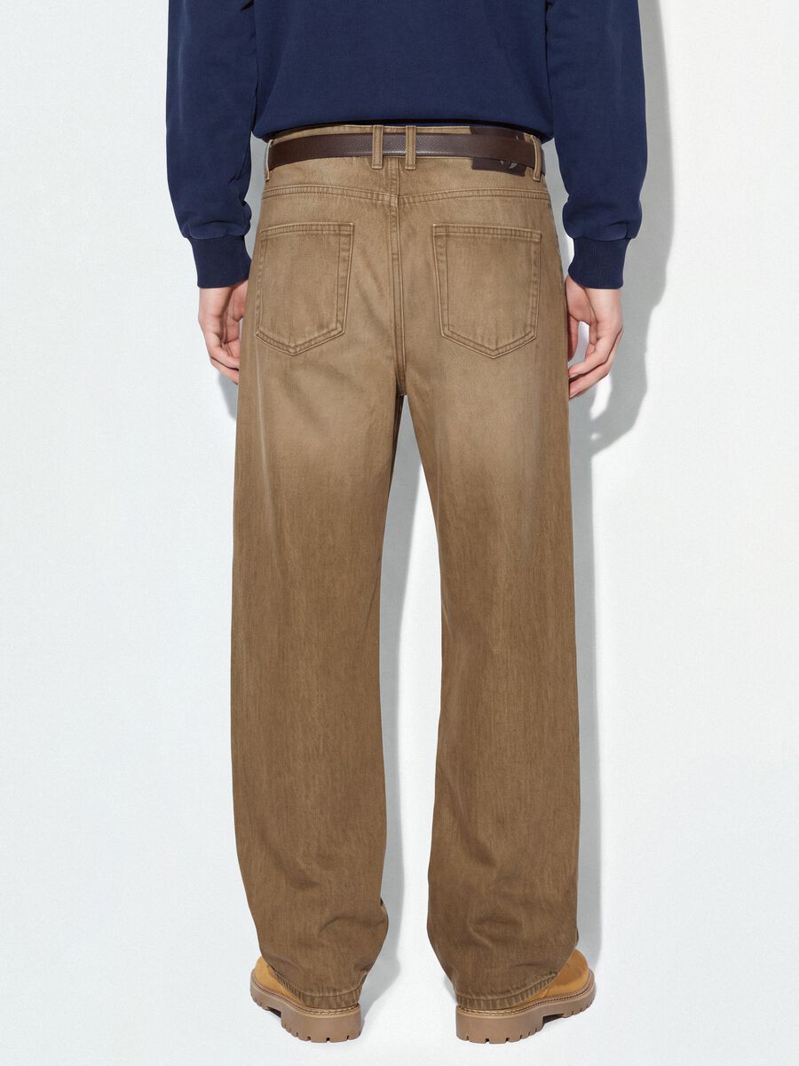Jeans castanhos barrel fit em algod&atilde;o puro_3