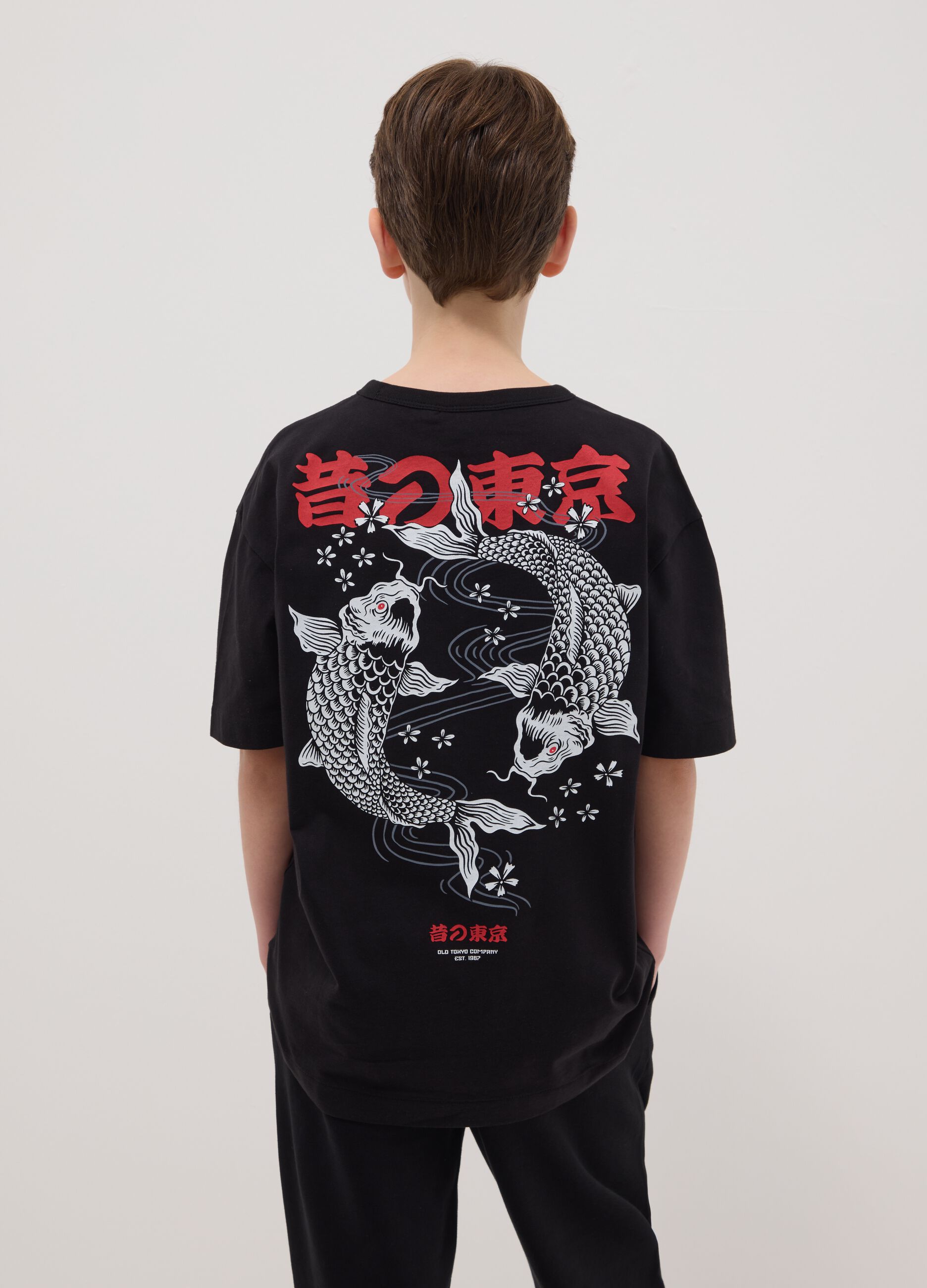 T-shirt infantil oversize de puro algod&atilde;o preto com carpas koi