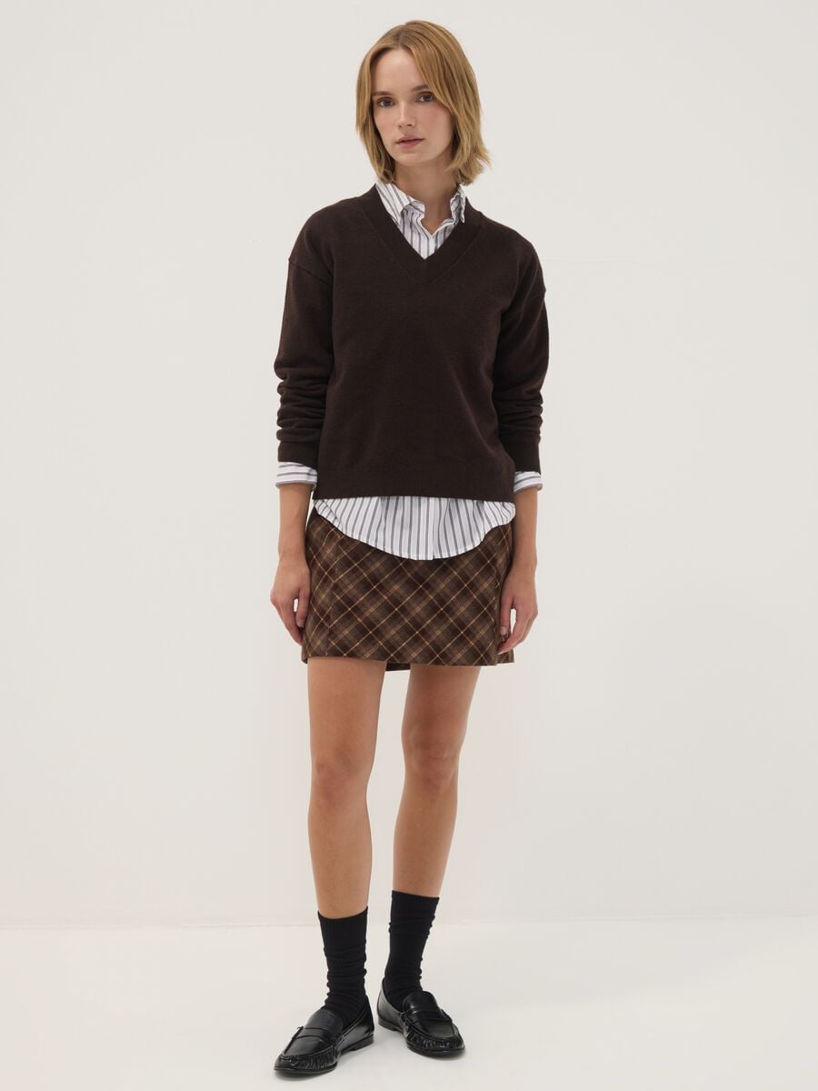Brown stretch wool jumper with deep V-neck, regular fit_2
