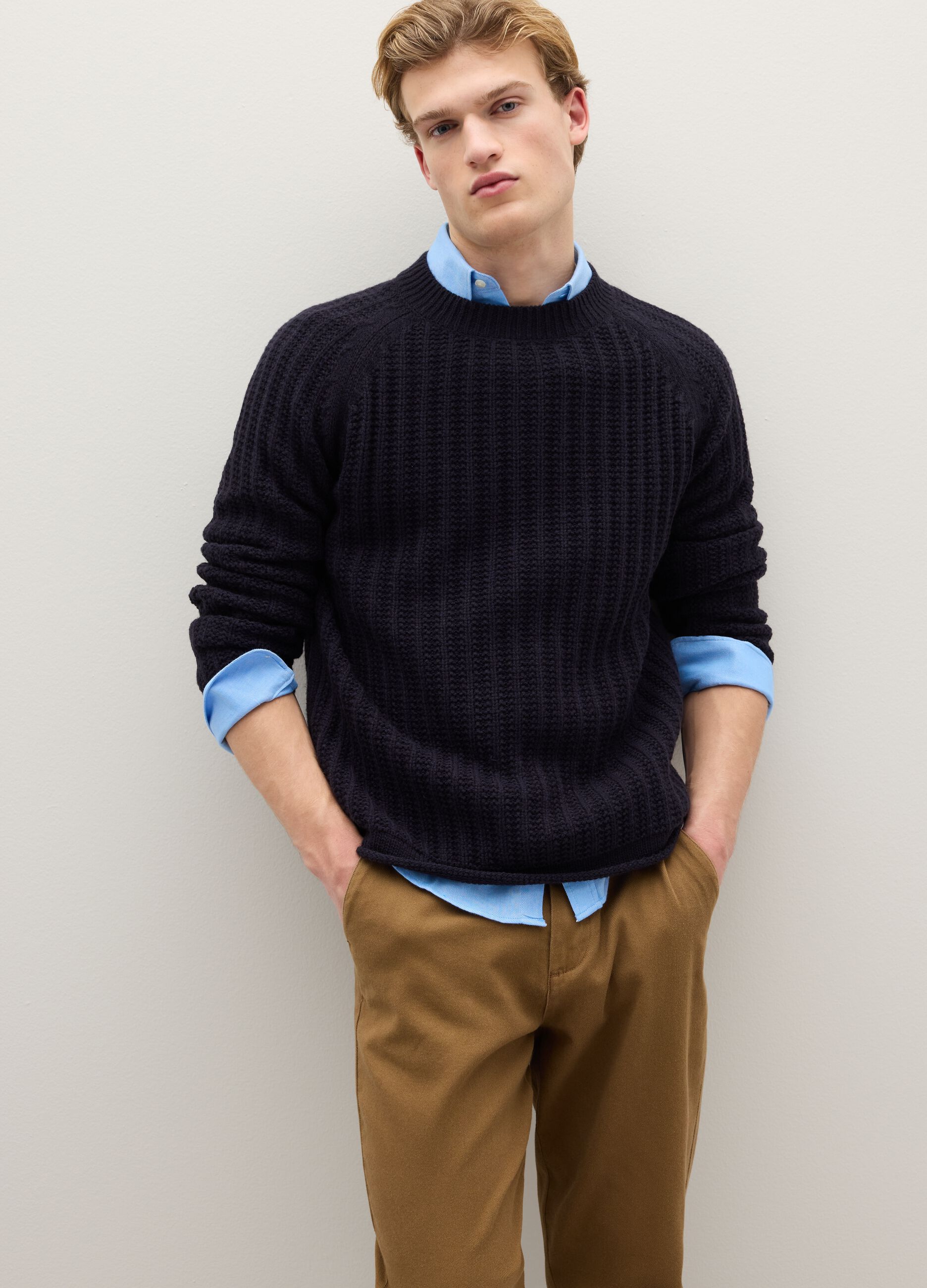 Blue crewneck jumper regular fit with knit design