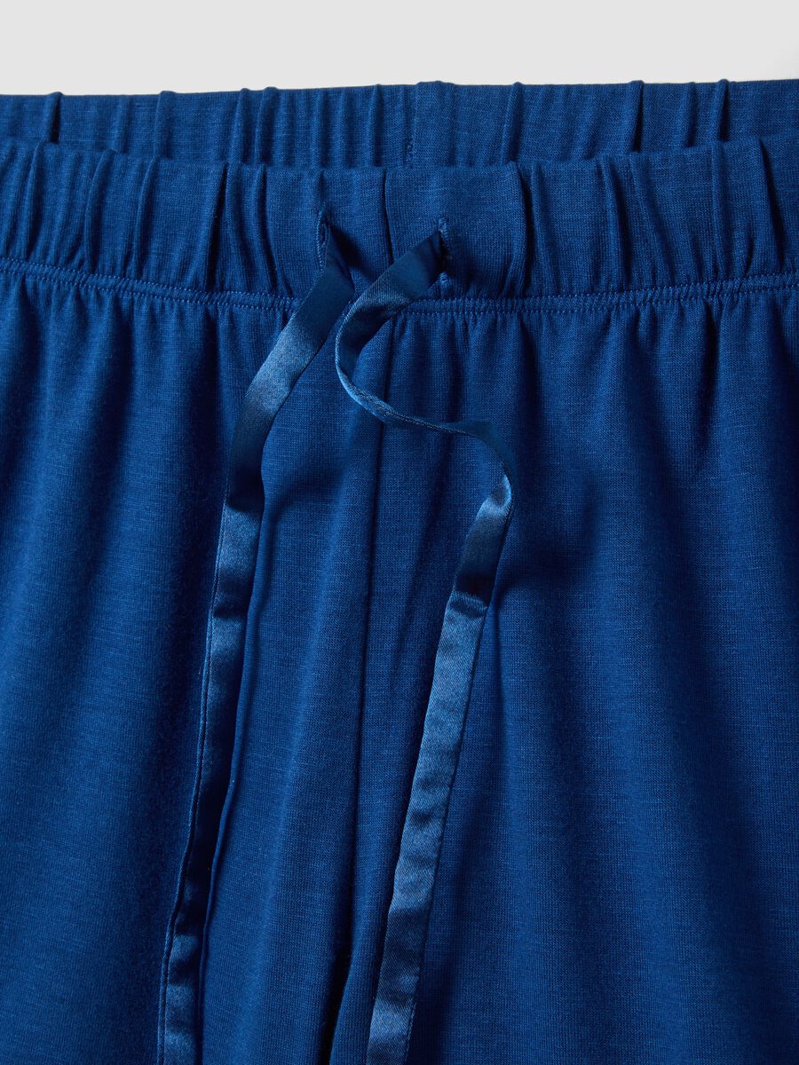 Blaue Pyjamashorts aus elastischem Viskose-Mischgewebe im Regular Fit_5