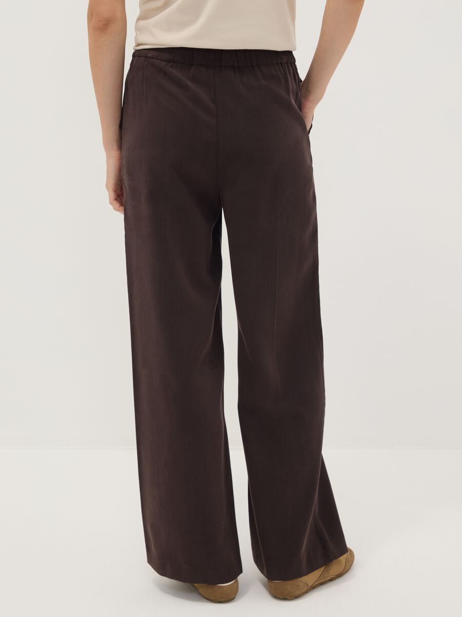 Braune Joggerhose aus Viskosemix mit weitem Bein_2